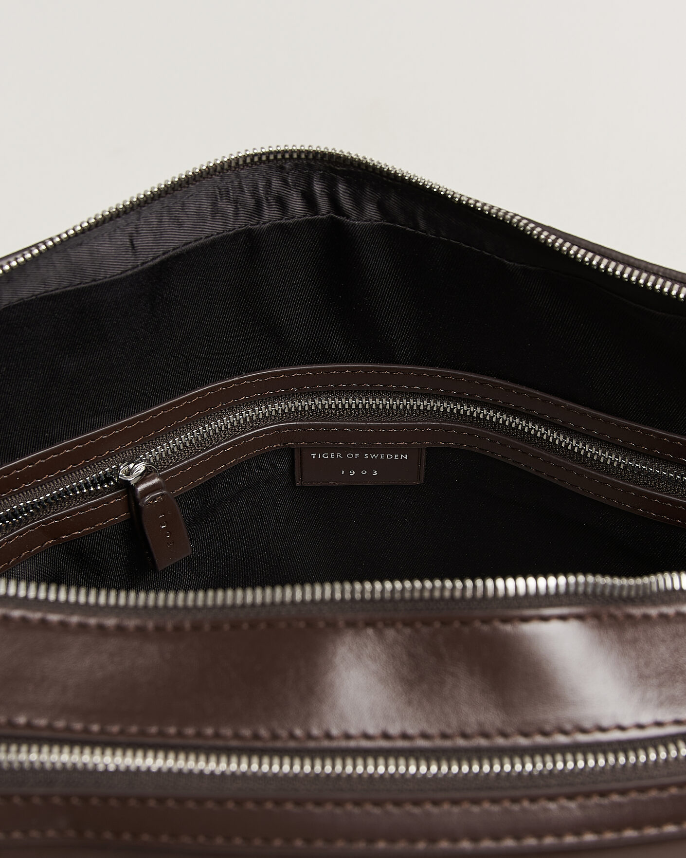 Herr | Väskor | Tiger of Sweden | Burin Smooth Leather Briefcase Dark Brown