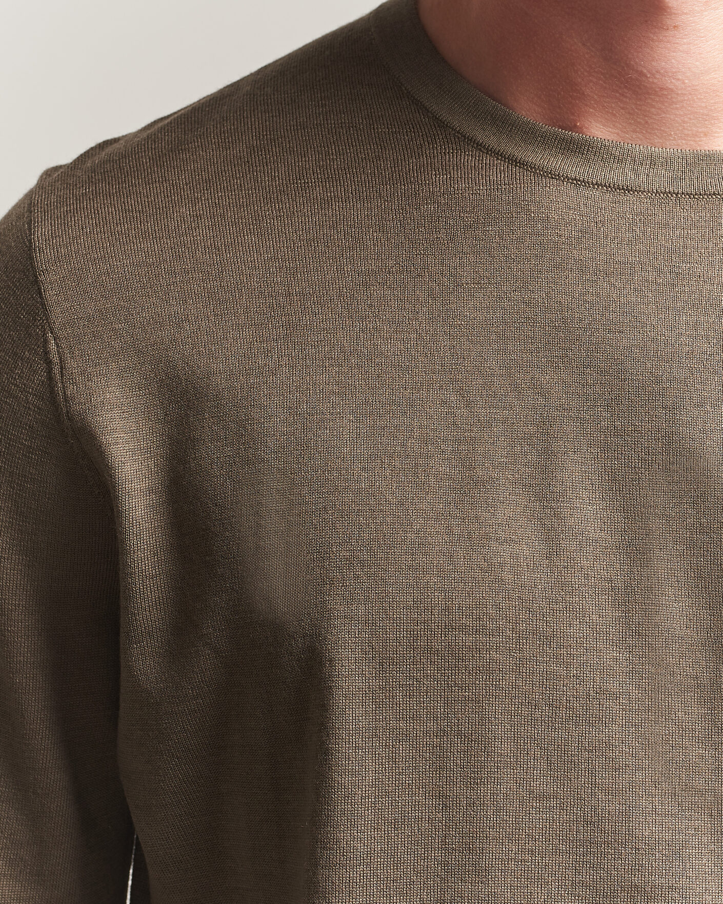 Herr | Tröjor | Tiger of Sweden | Connor Extra Fine Merino Crew Neck Pullover Aged Timber
