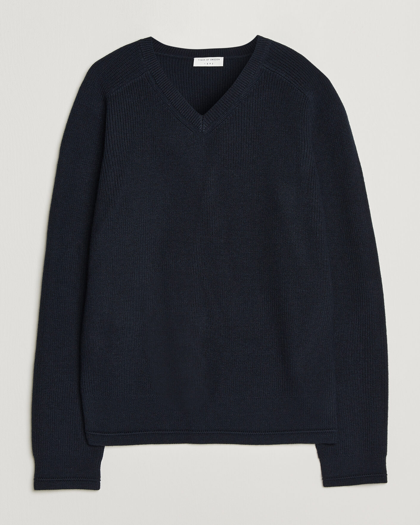 Herr | Tröjor | Tiger of Sweden | Logan Wool Knitted V-Neck Night Grape