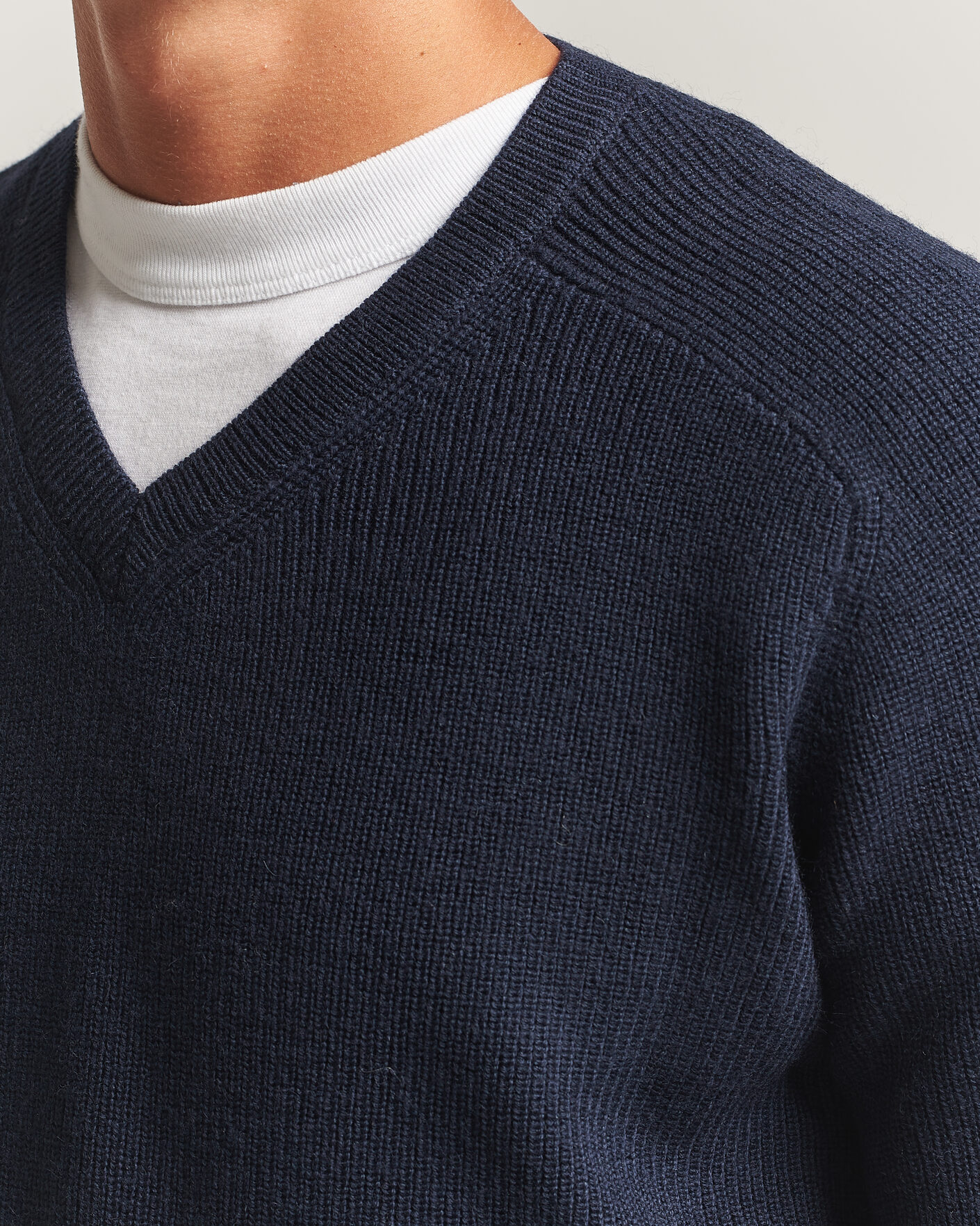 Herr | Tröjor | Tiger of Sweden | Logan Wool Knitted V-Neck Night Grape