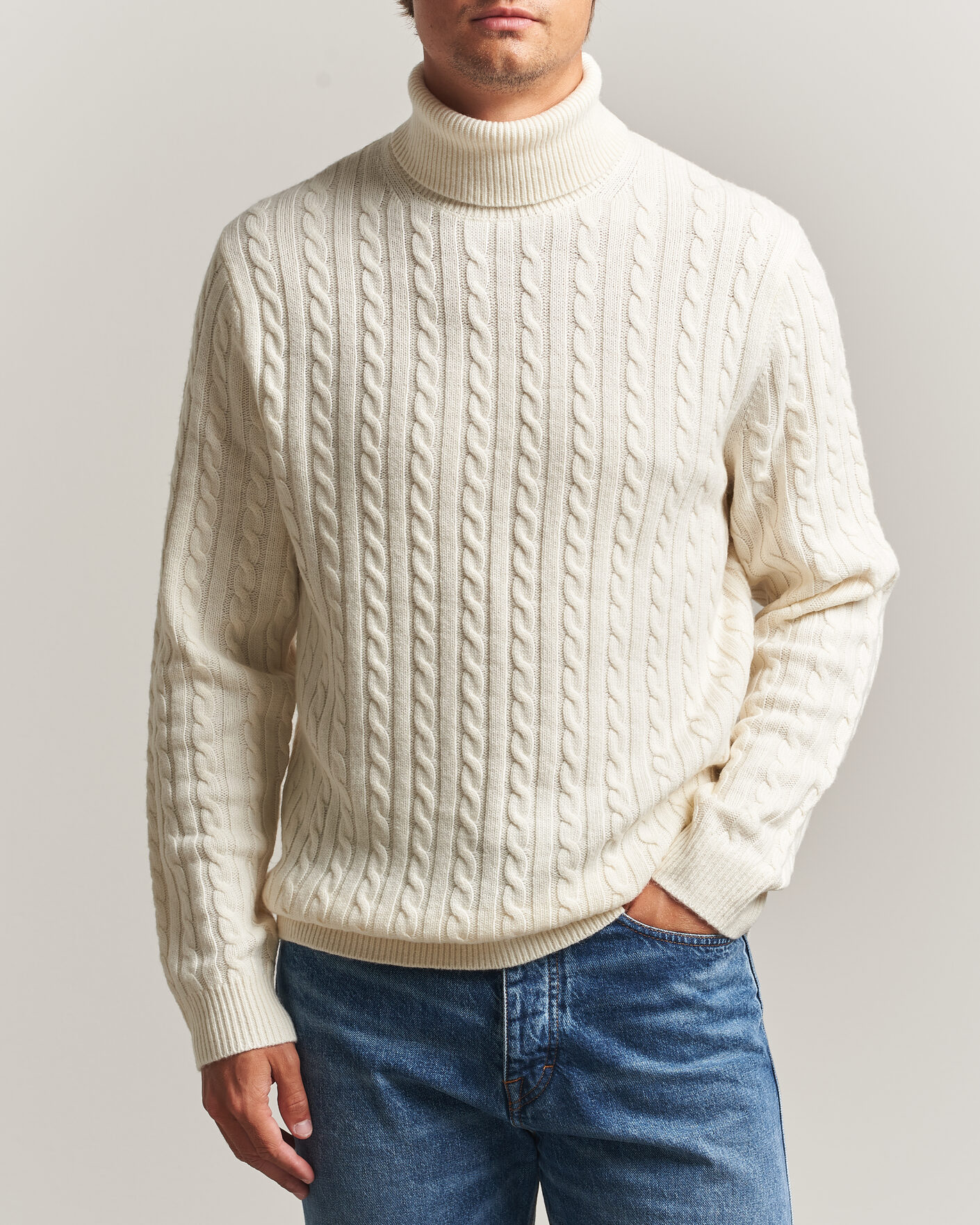Herr | Tröjor | Tiger of Sweden | Wilde Wool/Cashmere Cable Turtleneck Porcelain Cream