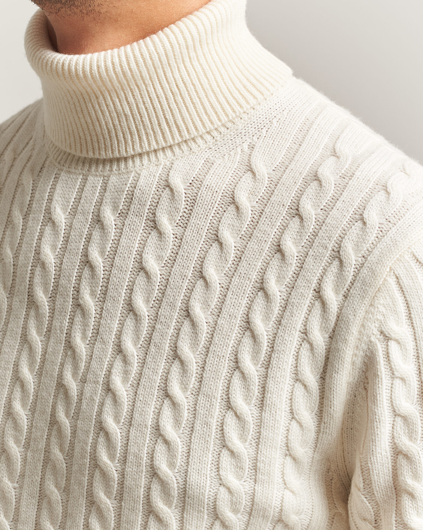 Herr | Tröjor | Tiger of Sweden | Wilde Wool/Cashmere Cable Turtleneck Porcelain Cream