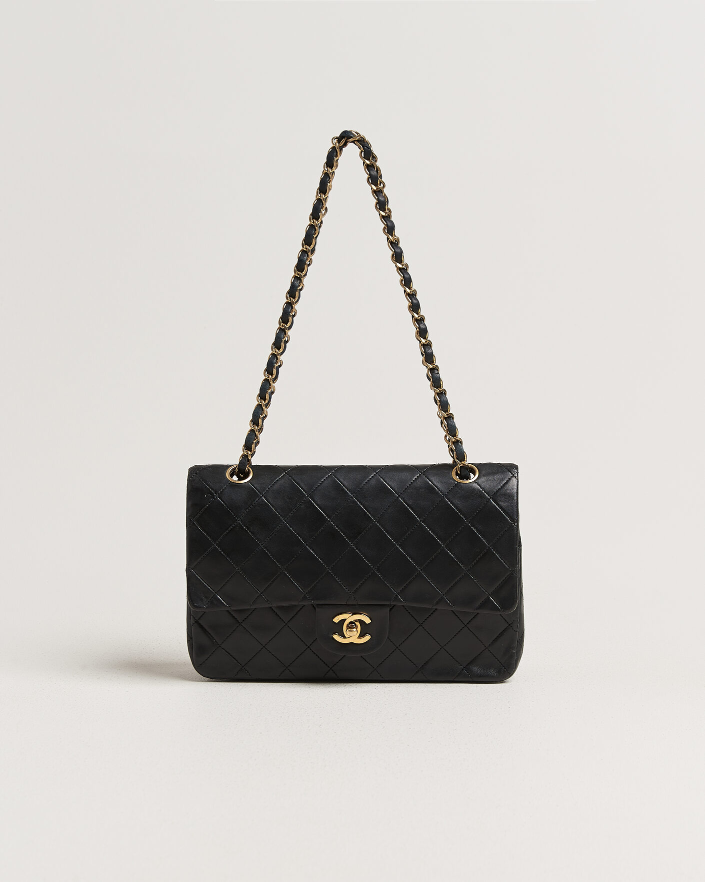 Herr | Pre-Owned & Vintage Bags | Chanel Pre-Owned | Classic Medium Double Flap Bag Lambskin Black