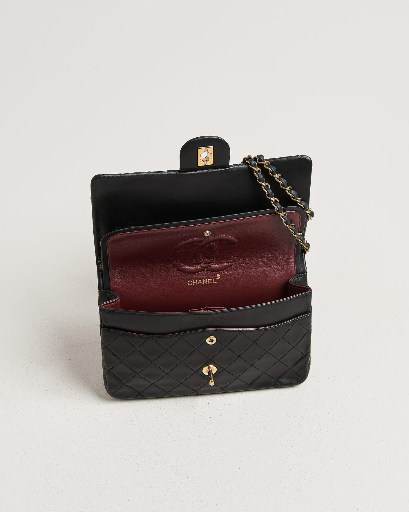 Herr | Pre-Owned & Vintage Bags | Chanel Pre-Owned | Classic Medium Double Flap Bag Lambskin Black