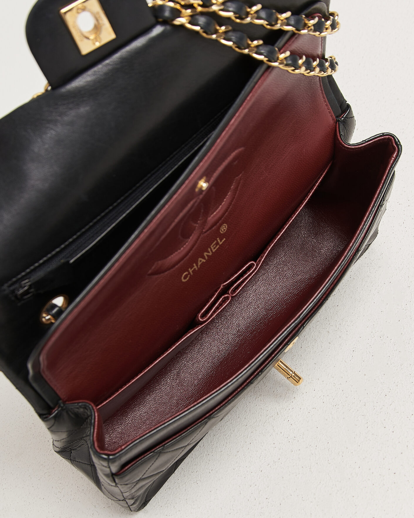 Herr | Pre-Owned & Vintage Bags | Chanel Pre-Owned | Classic Medium Double Flap Bag Lambskin Black