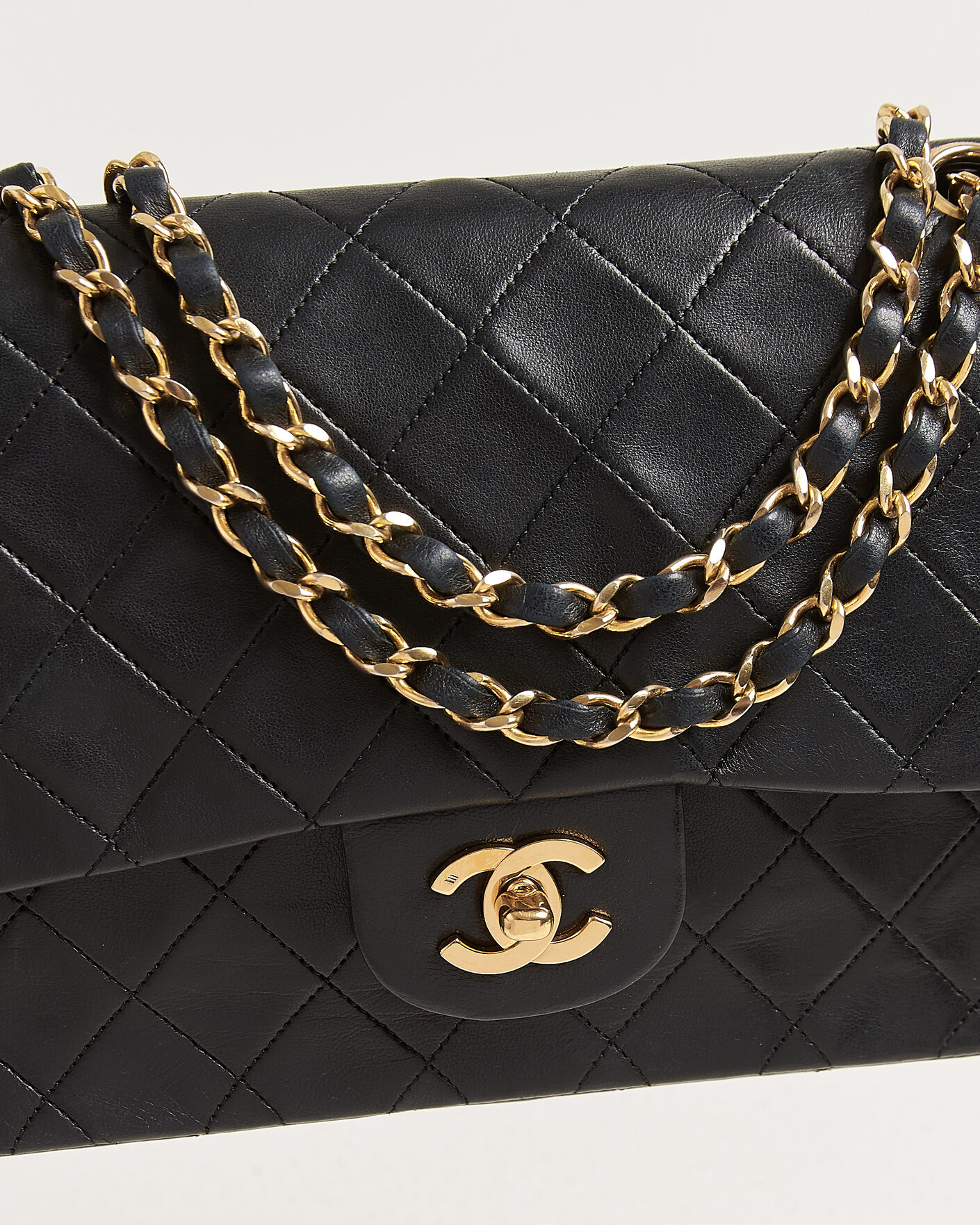 Herr | Pre-Owned & Vintage Bags | Chanel Pre-Owned | Classic Medium Double Flap Bag Lambskin Black