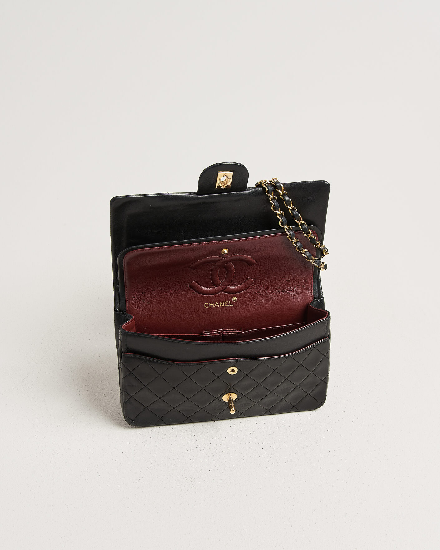 Herr | Pre-Owned & Vintage Bags | Chanel Pre-Owned | Classic Medium Double Flap Bag Lambskin Black