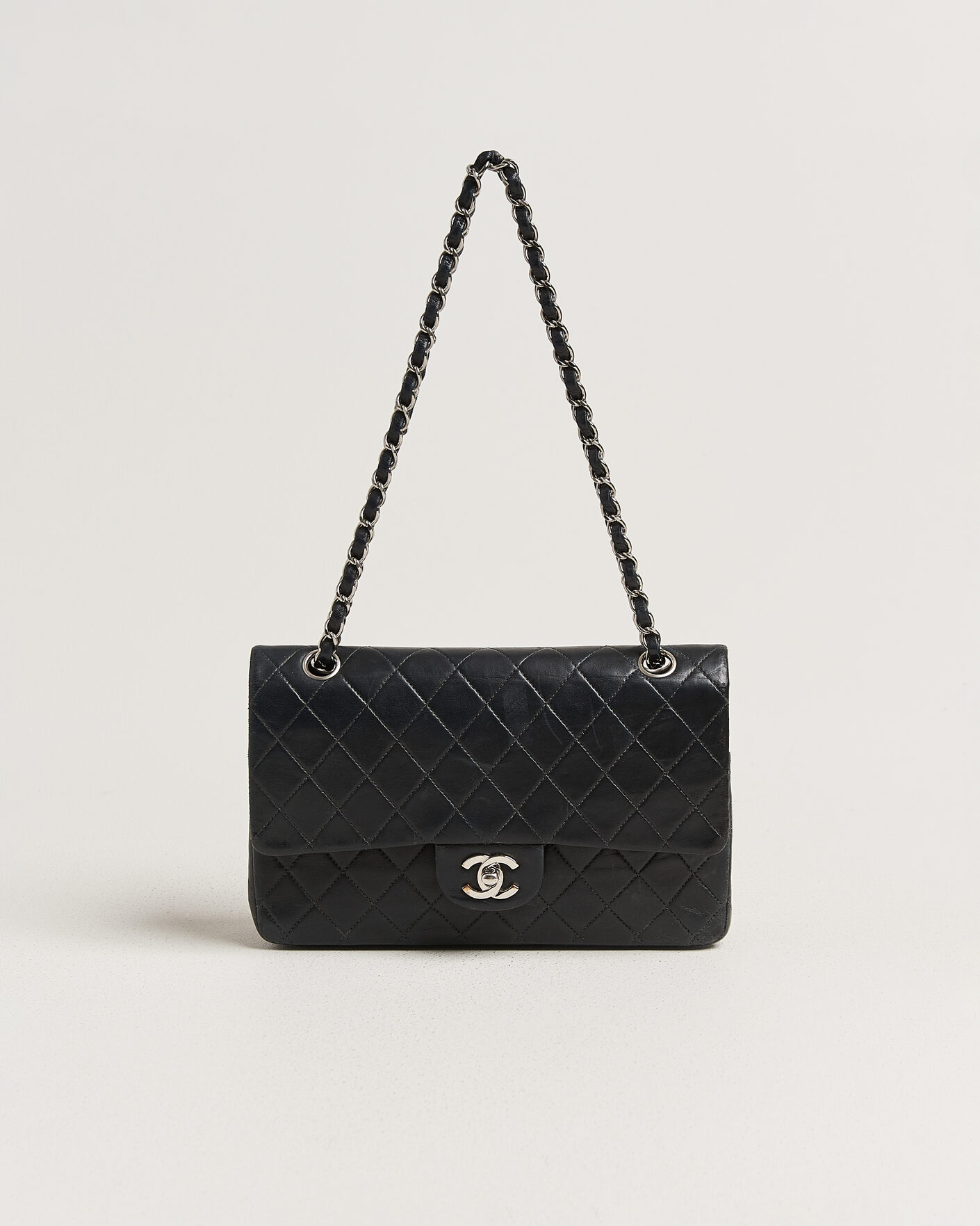 Herr | Pre-Owned & Vintage Bags | Chanel Pre-Owned | Classic Medium Double Flap Bag Lambskin Black