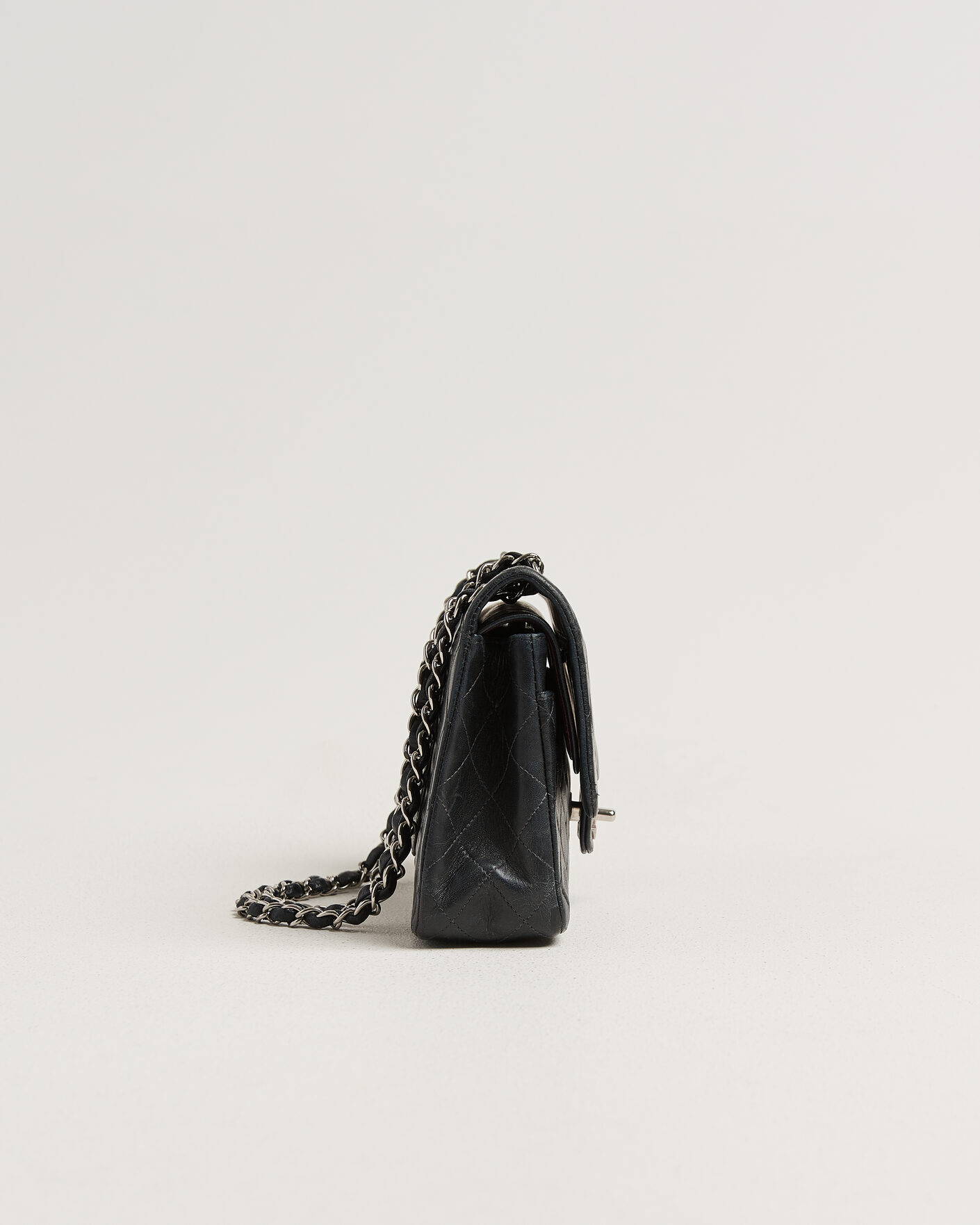 Herr | Pre-Owned & Vintage Bags | Chanel Pre-Owned | Classic Medium Double Flap Bag Lambskin Black