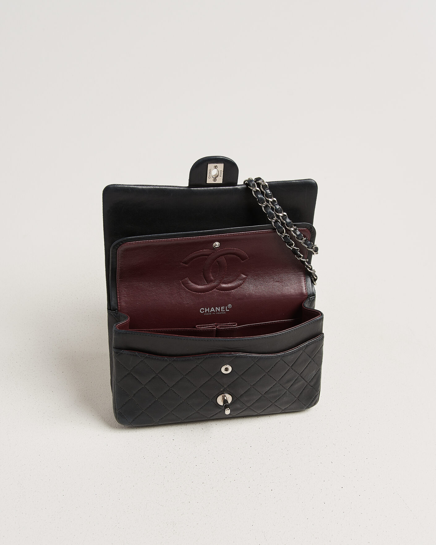 Herr | Pre-Owned & Vintage Bags | Chanel Pre-Owned | Classic Medium Double Flap Bag Lambskin Black