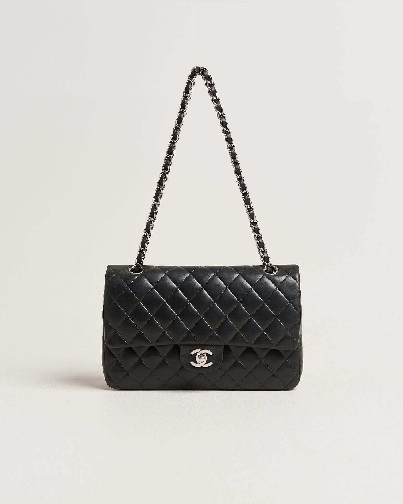 Herr | Pre-Owned & Vintage Bags | Chanel Pre-Owned | Classic Medium Double Flap Bag Lambskin Black