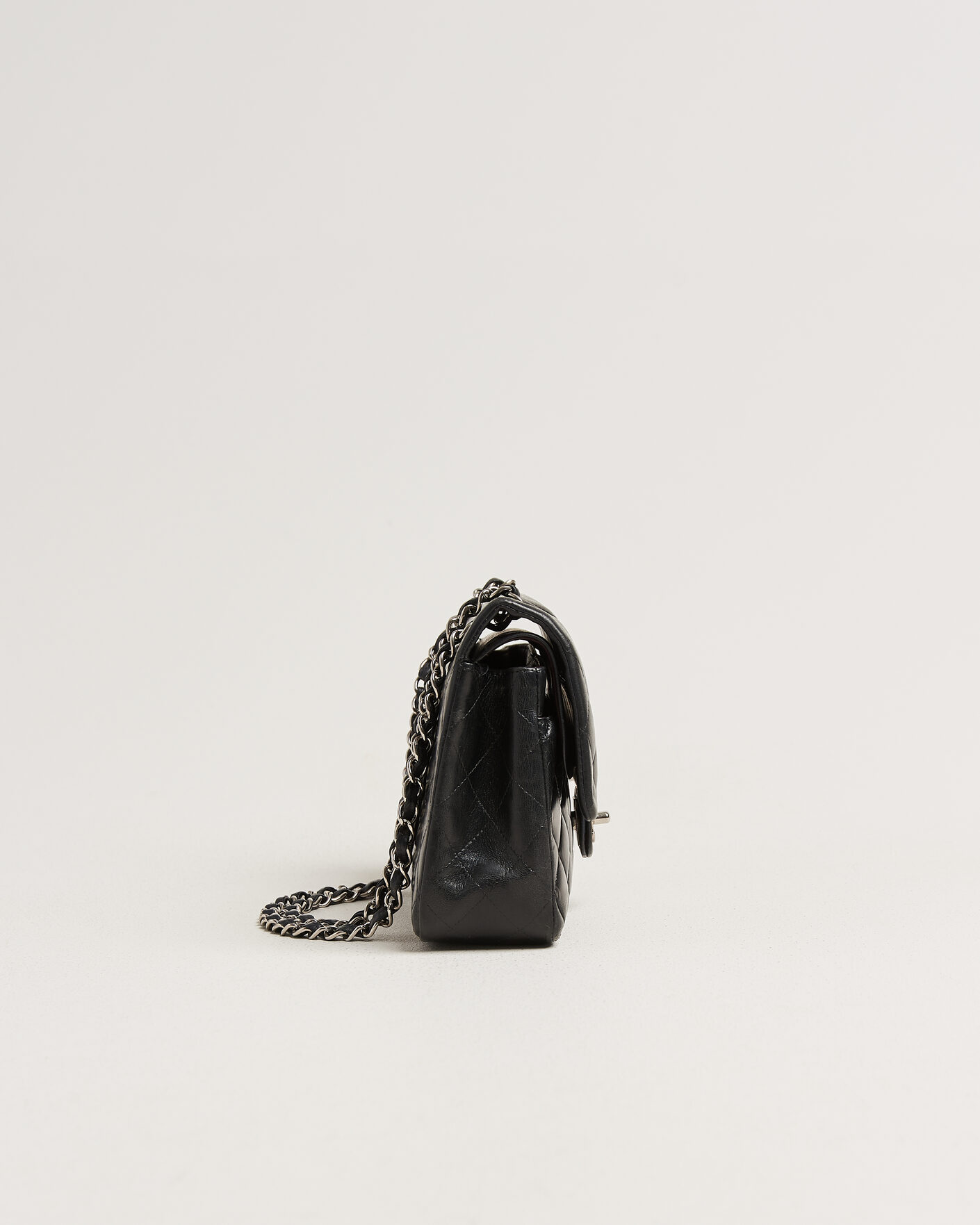 Herr | Pre-Owned & Vintage Bags | Chanel Pre-Owned | Classic Medium Double Flap Bag Lambskin Black
