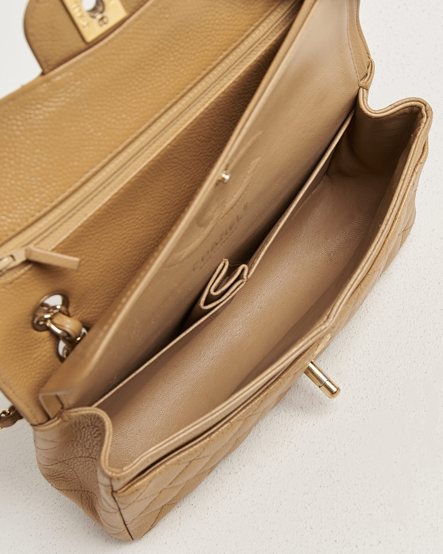 Herr | Pre-Owned & Vintage Bags | Chanel Pre-Owned | Classic Small Double Flap Bag Caviar Leather Beige