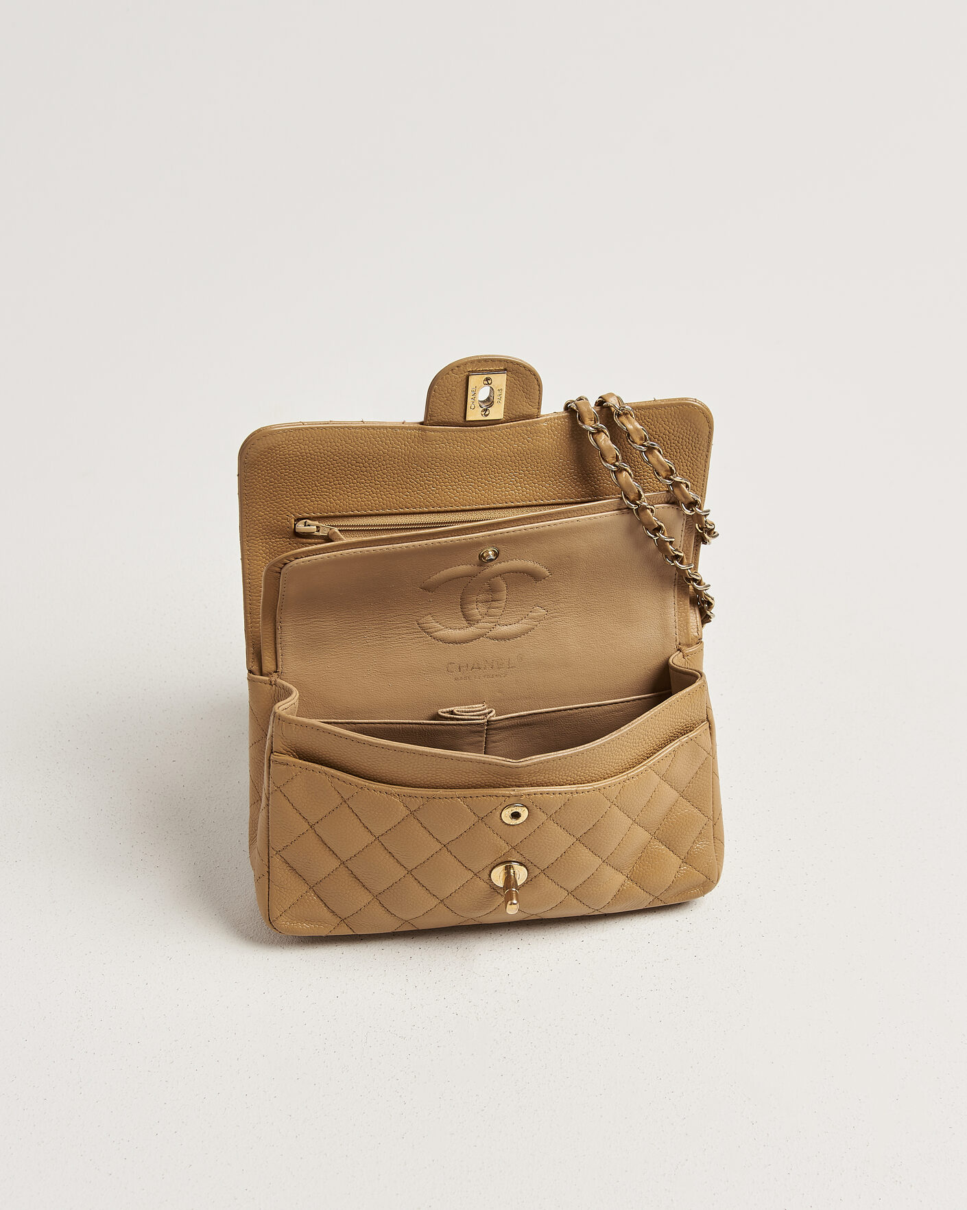 Herr | Pre-Owned & Vintage Bags | Chanel Pre-Owned | Classic Small Double Flap Bag Caviar Leather Beige