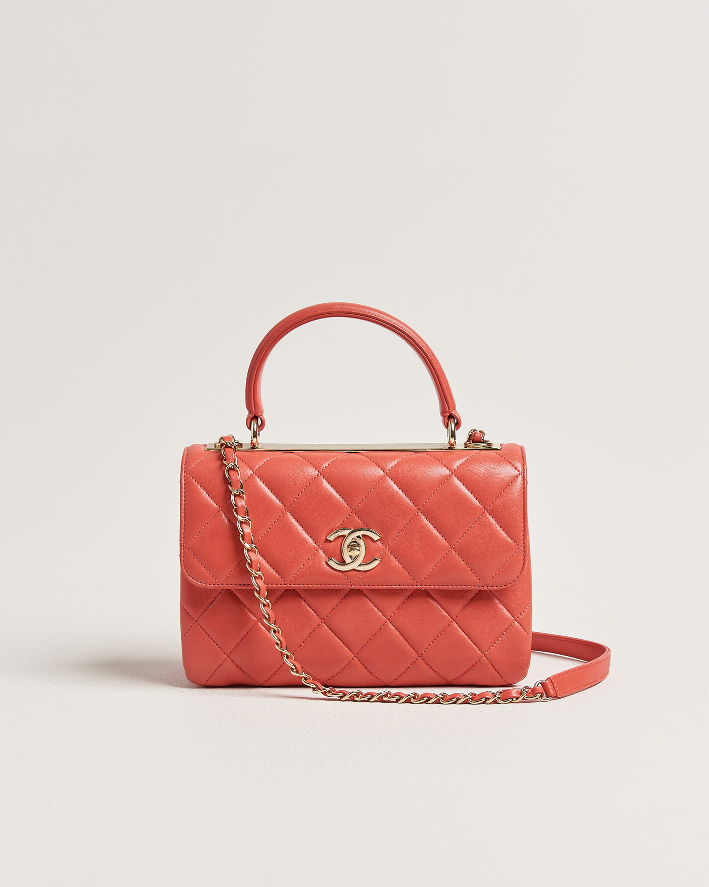 Herr | Pre-Owned & Vintage Bags | Chanel Pre-Owned | Trendy CC Top Handle Bag Coral