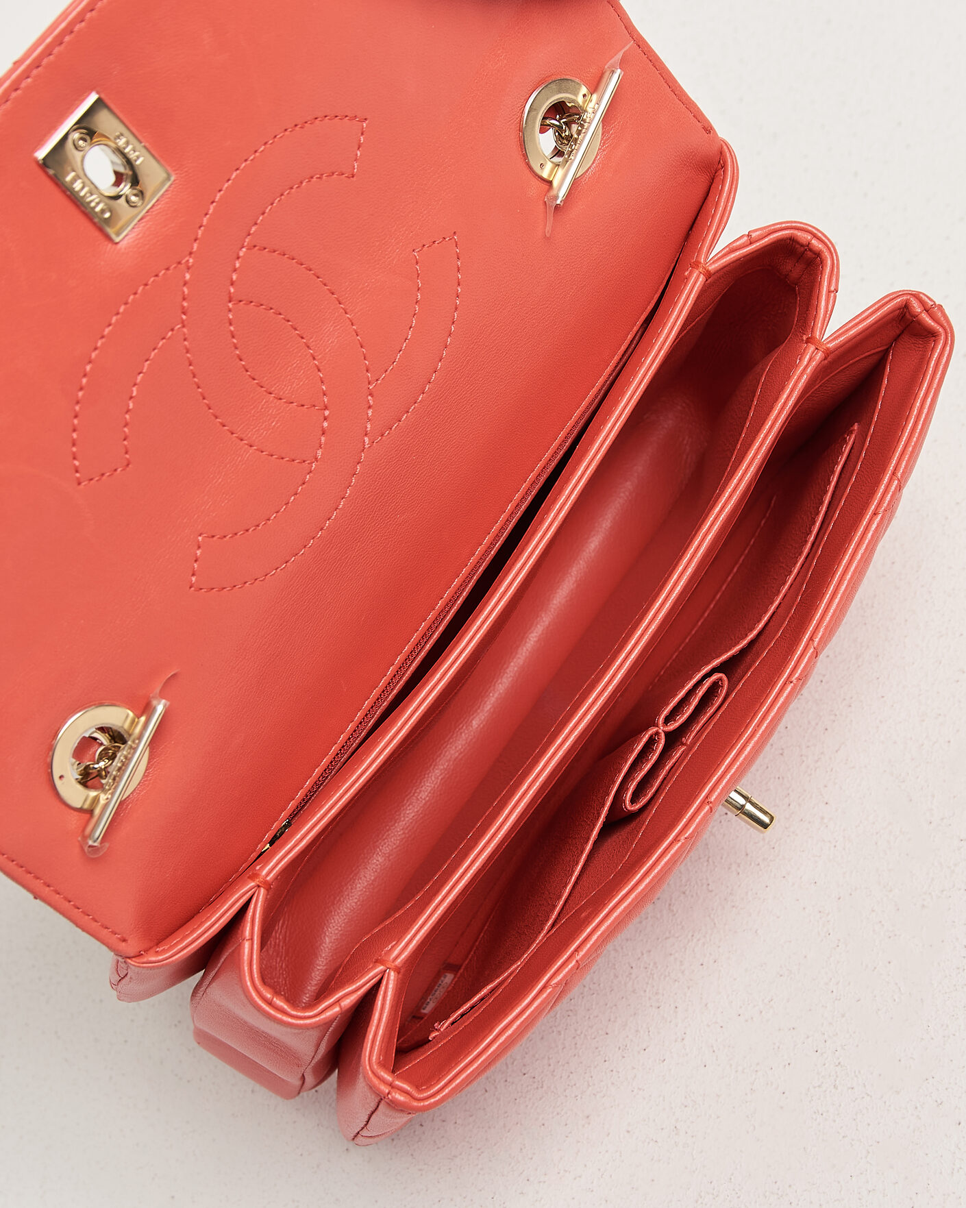 Herr | Pre-Owned & Vintage Bags | Chanel Pre-Owned | Trendy CC Top Handle Bag Coral