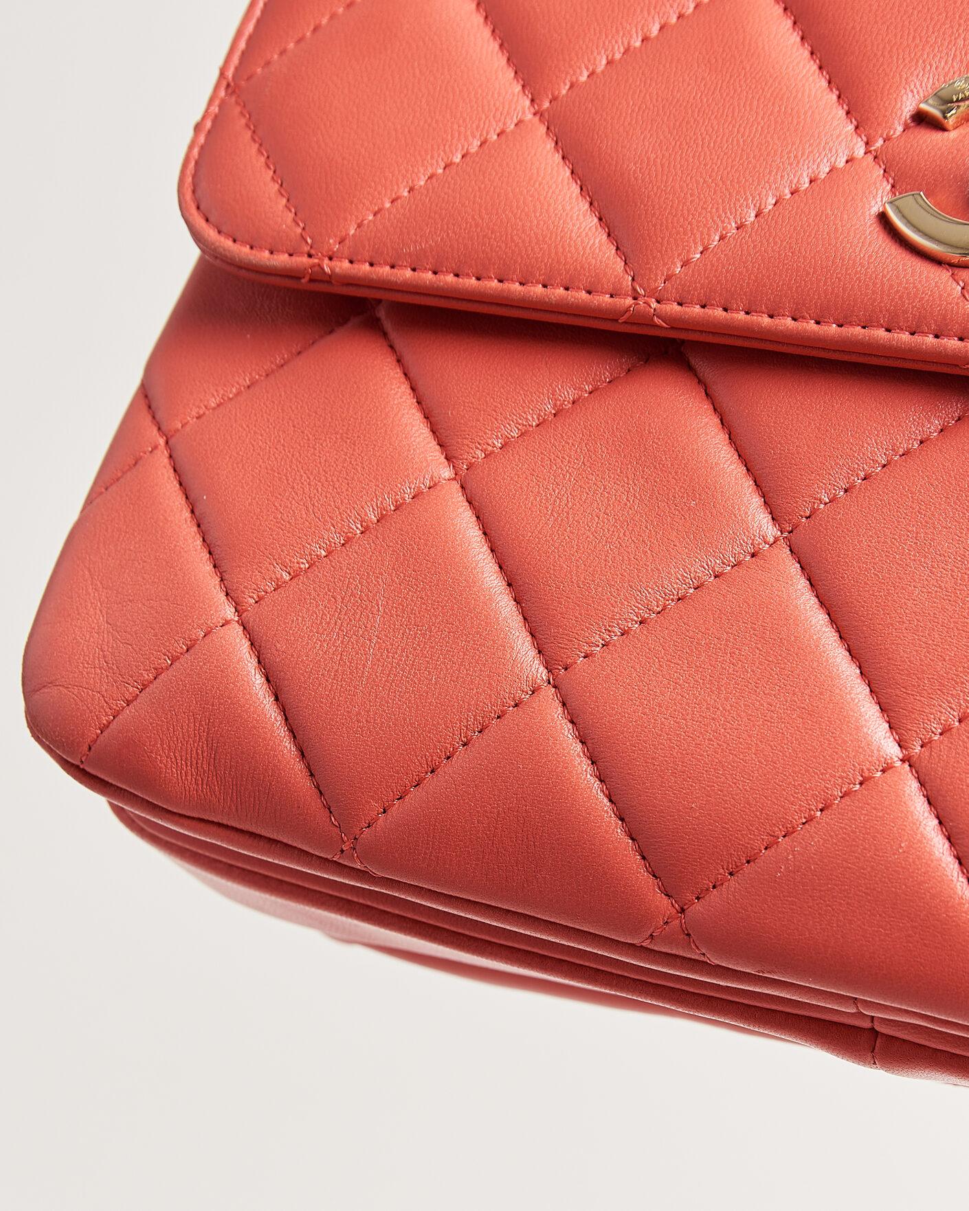 Herr | Pre-Owned & Vintage Bags | Chanel Pre-Owned | Trendy CC Top Handle Bag Coral