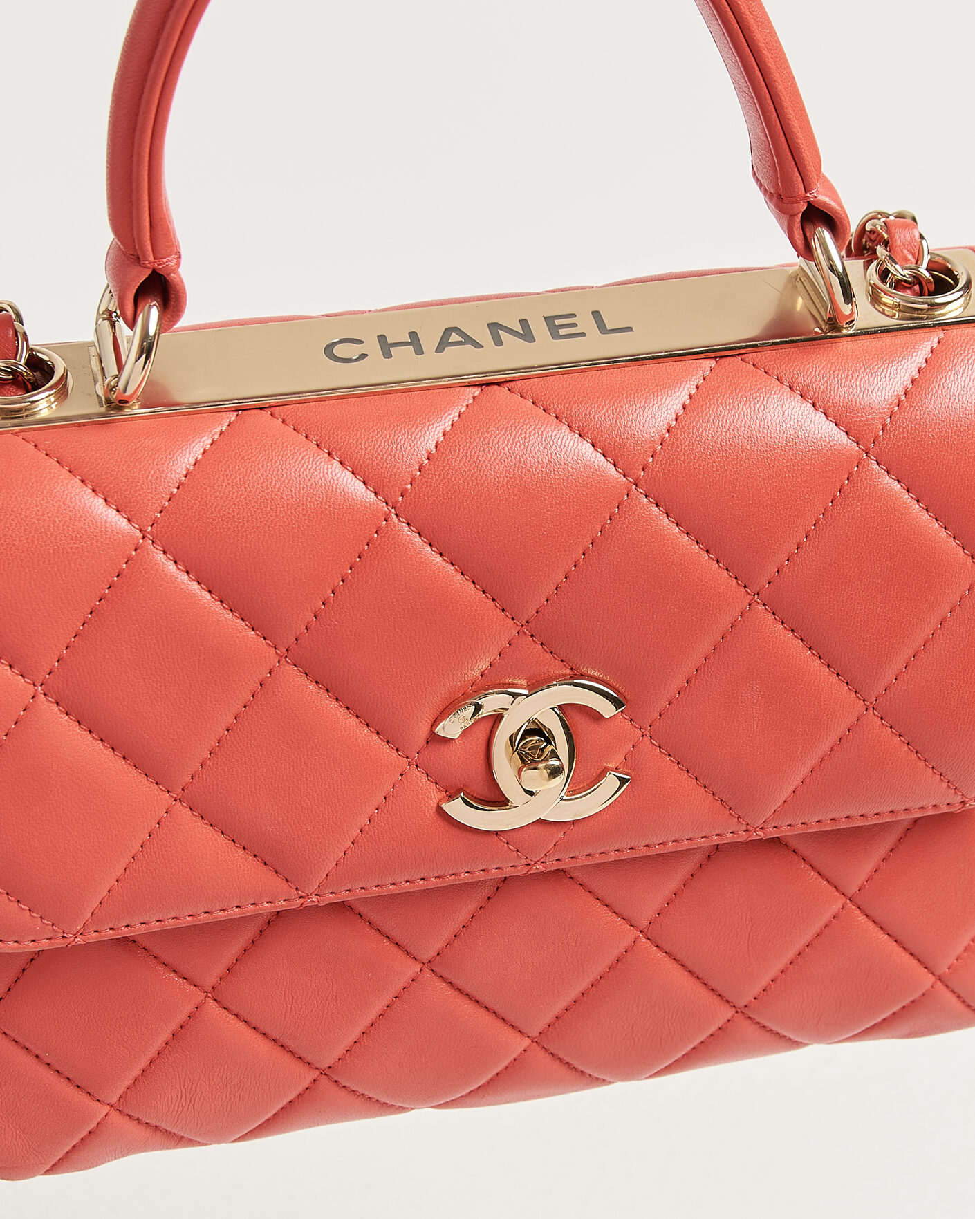 Herr | Pre-Owned & Vintage Bags | Chanel Pre-Owned | Trendy CC Top Handle Bag Coral