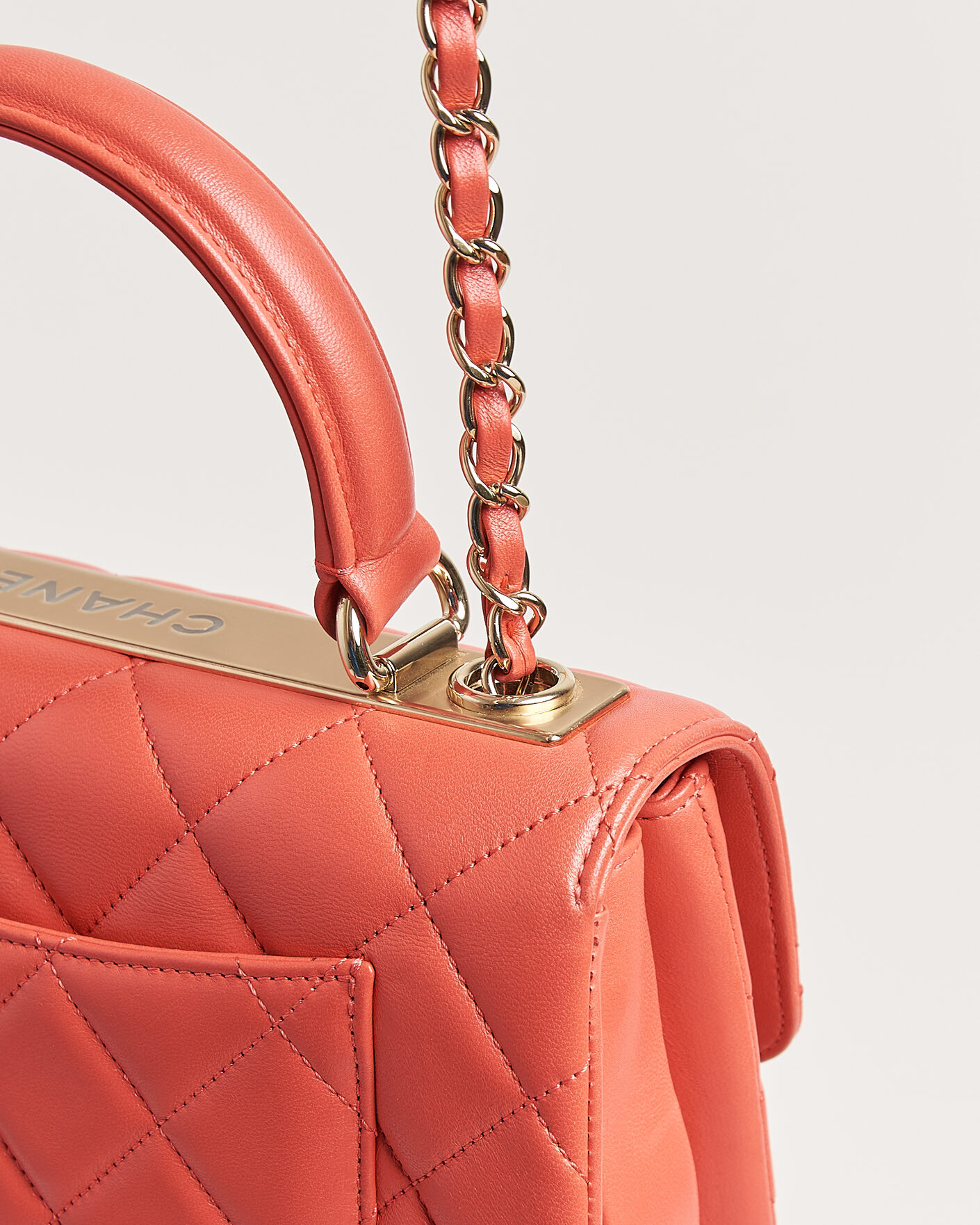 Herr | Pre-Owned & Vintage Bags | Chanel Pre-Owned | Trendy CC Top Handle Bag Coral