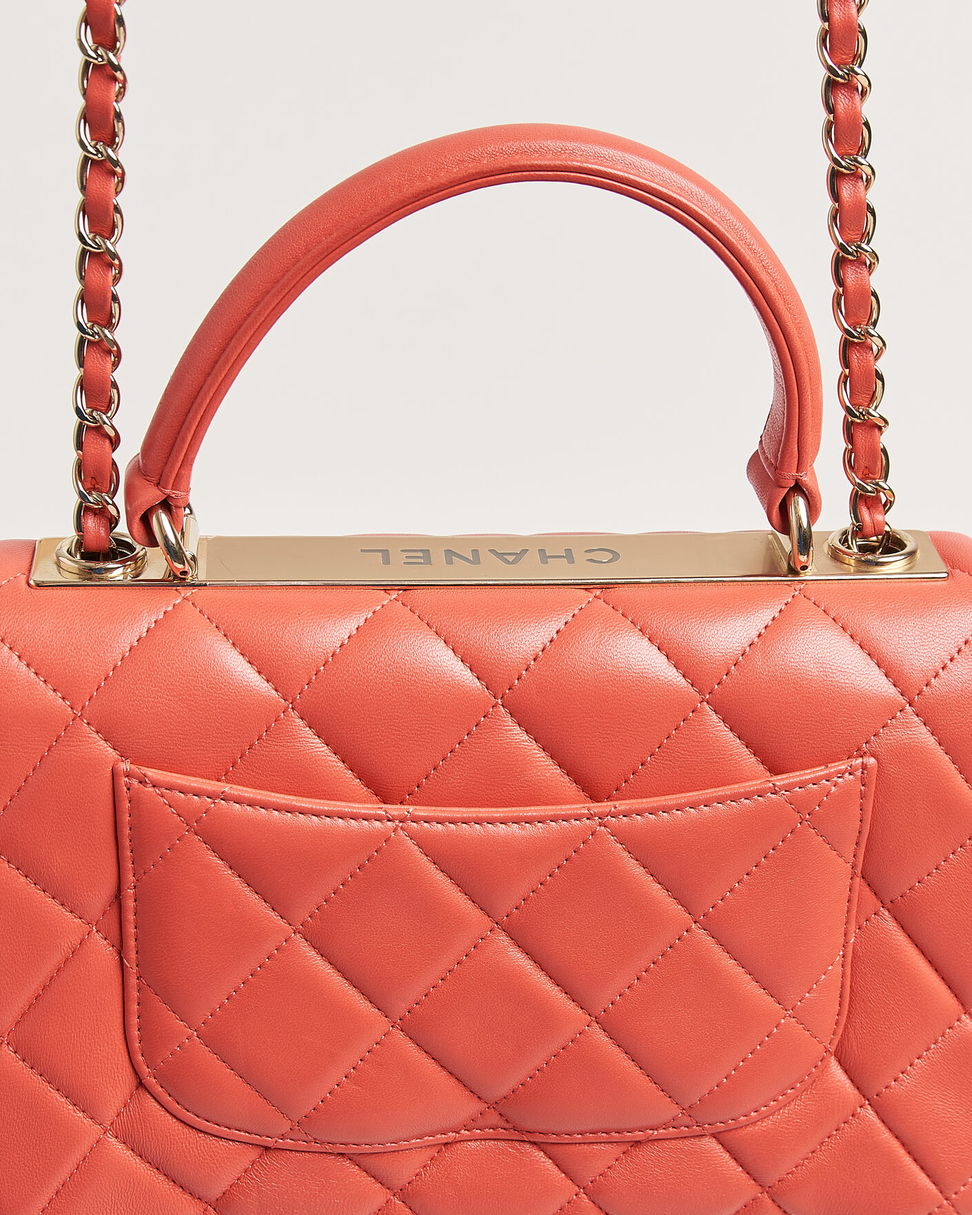 Herr | Pre-Owned & Vintage Bags | Chanel Pre-Owned | Trendy CC Top Handle Bag Coral