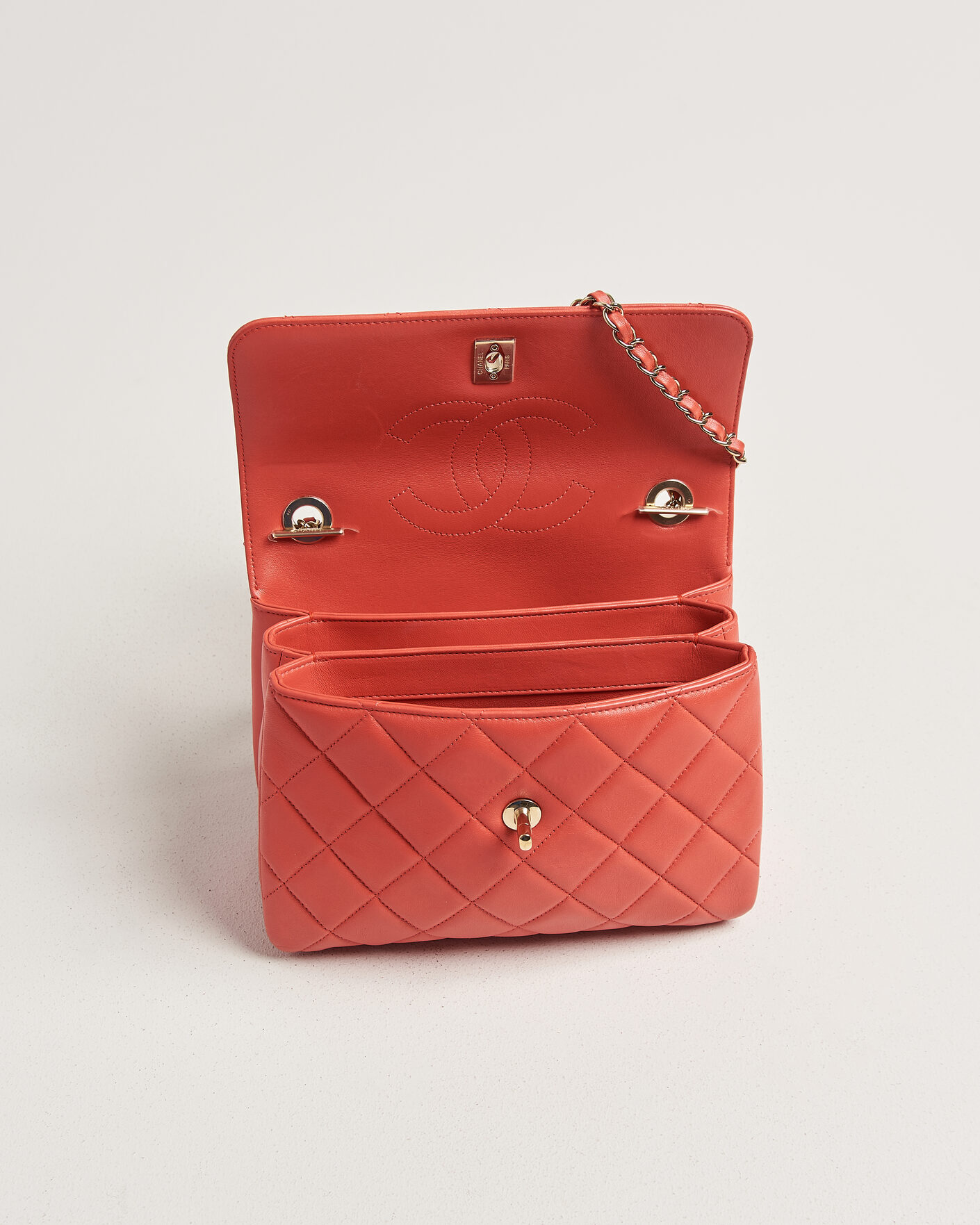 Herr | Pre-Owned & Vintage Bags | Chanel Pre-Owned | Trendy CC Top Handle Bag Coral