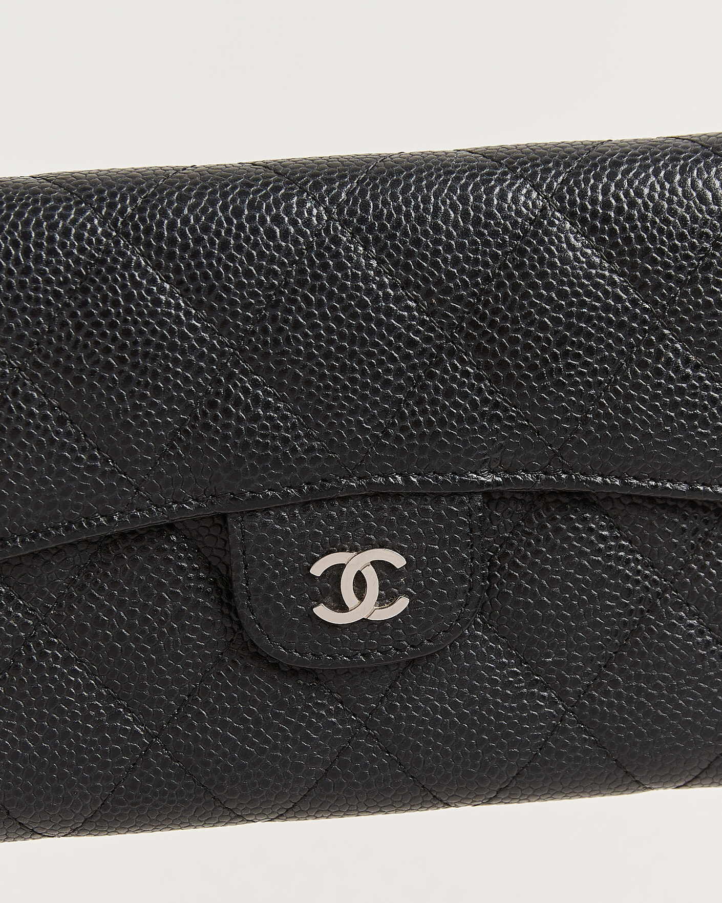 Herr | Pre-Owned & Vintage Bags | Chanel Pre-Owned | Classic Trifold Flap Wallet Caviar Leather Black
