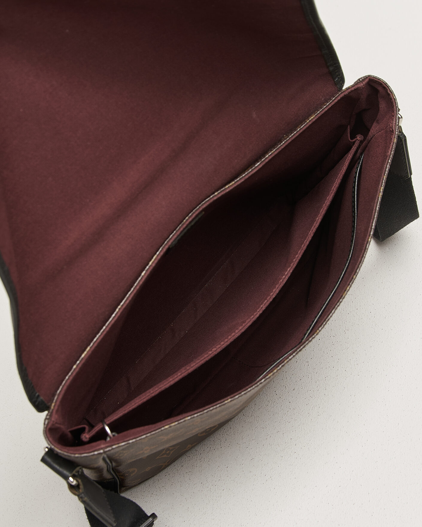 Herr | Pre-Owned & Vintage Bags | Louis Vuitton Pre-Owned | Abbesses Messenger Bag Monogram Macassar