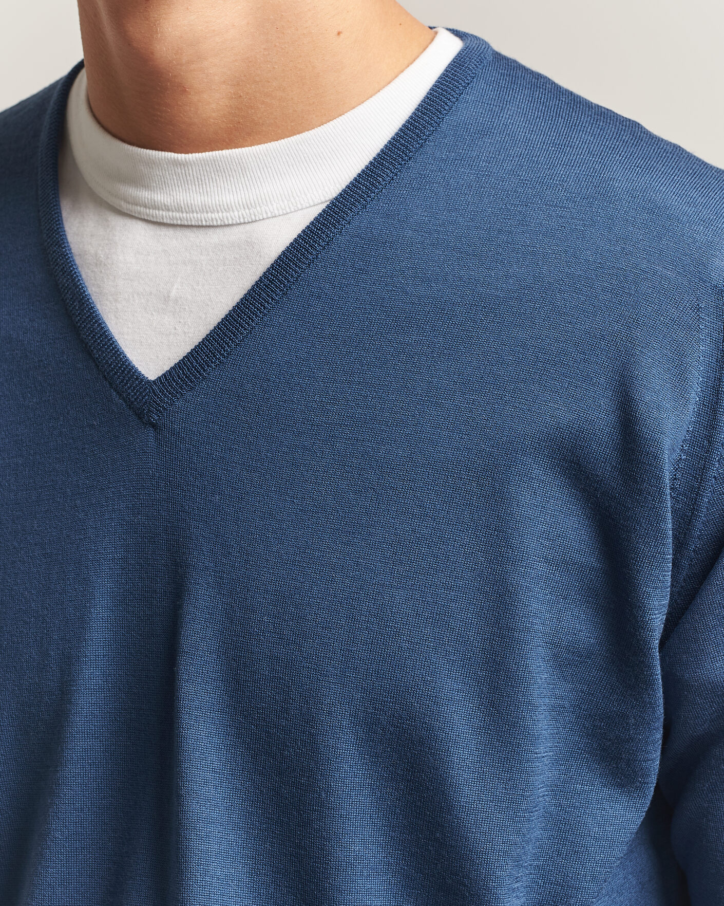 Herr | Tröjor | John Smedley | Bobby Extra Fine Merino V-Neck Pullover Teal Firth