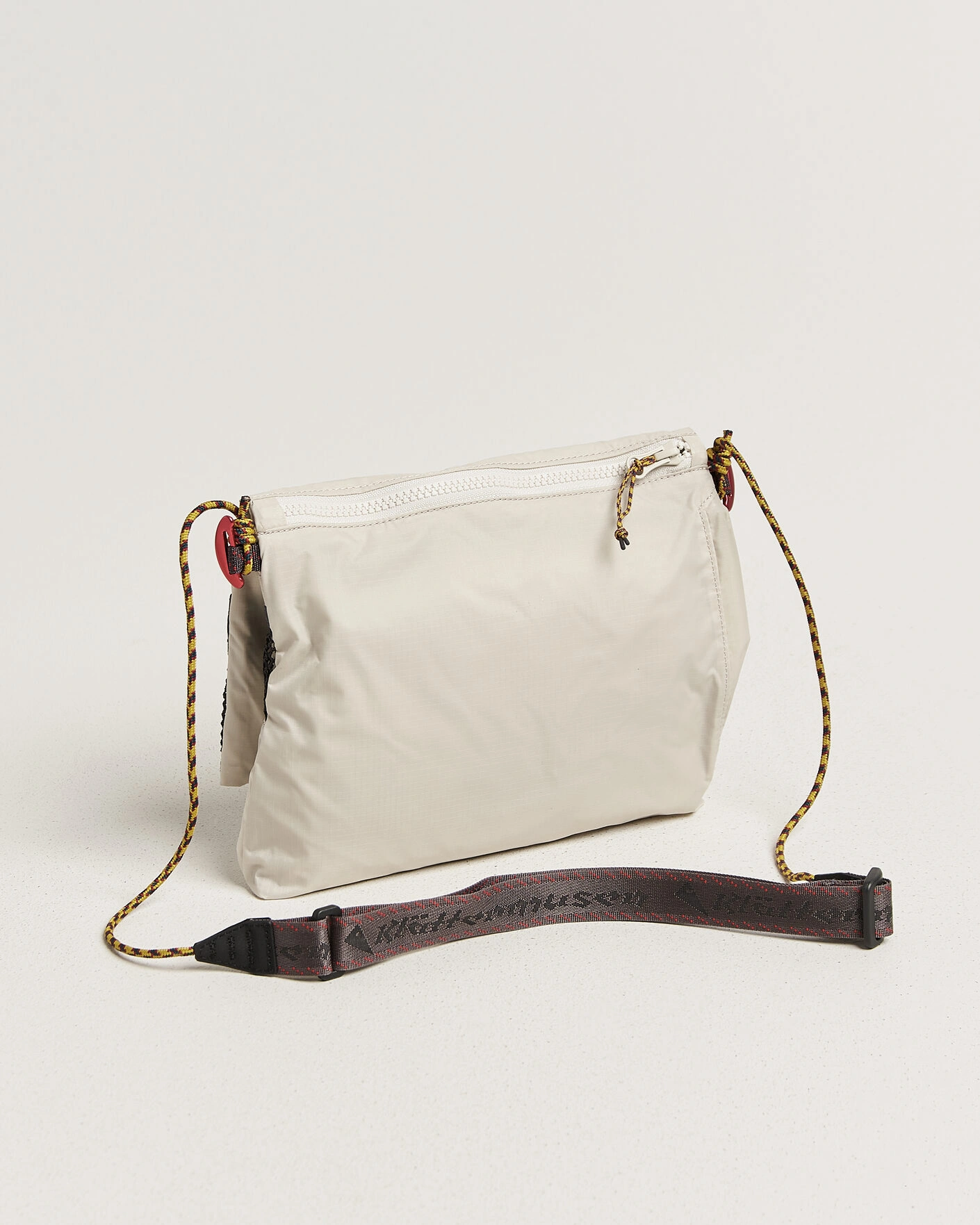 Herr | Väskor | Klättermusen | Algir Foldover Bag Putty Grey