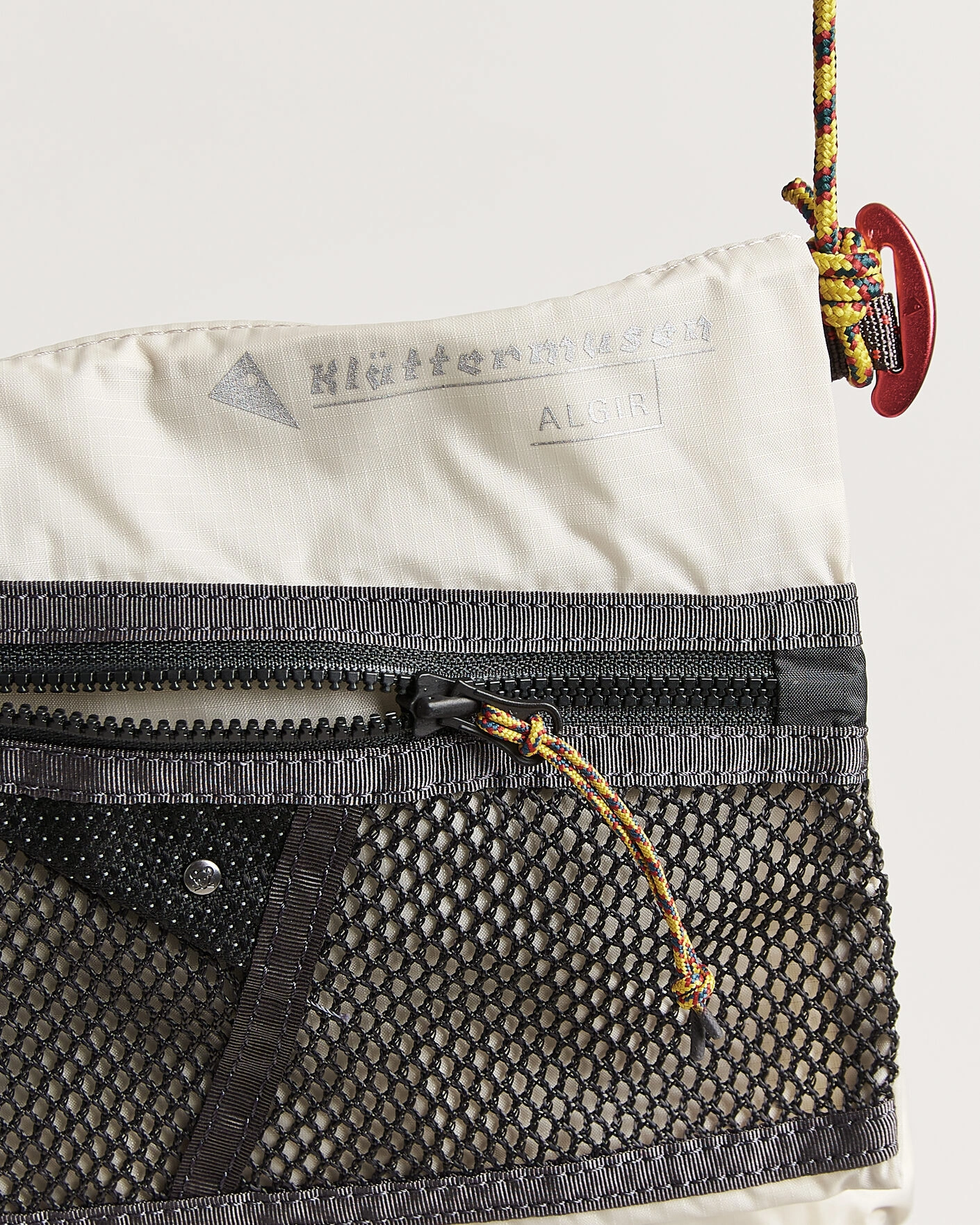 Herr | Väskor | Klättermusen | Algir Foldover Bag Putty Grey