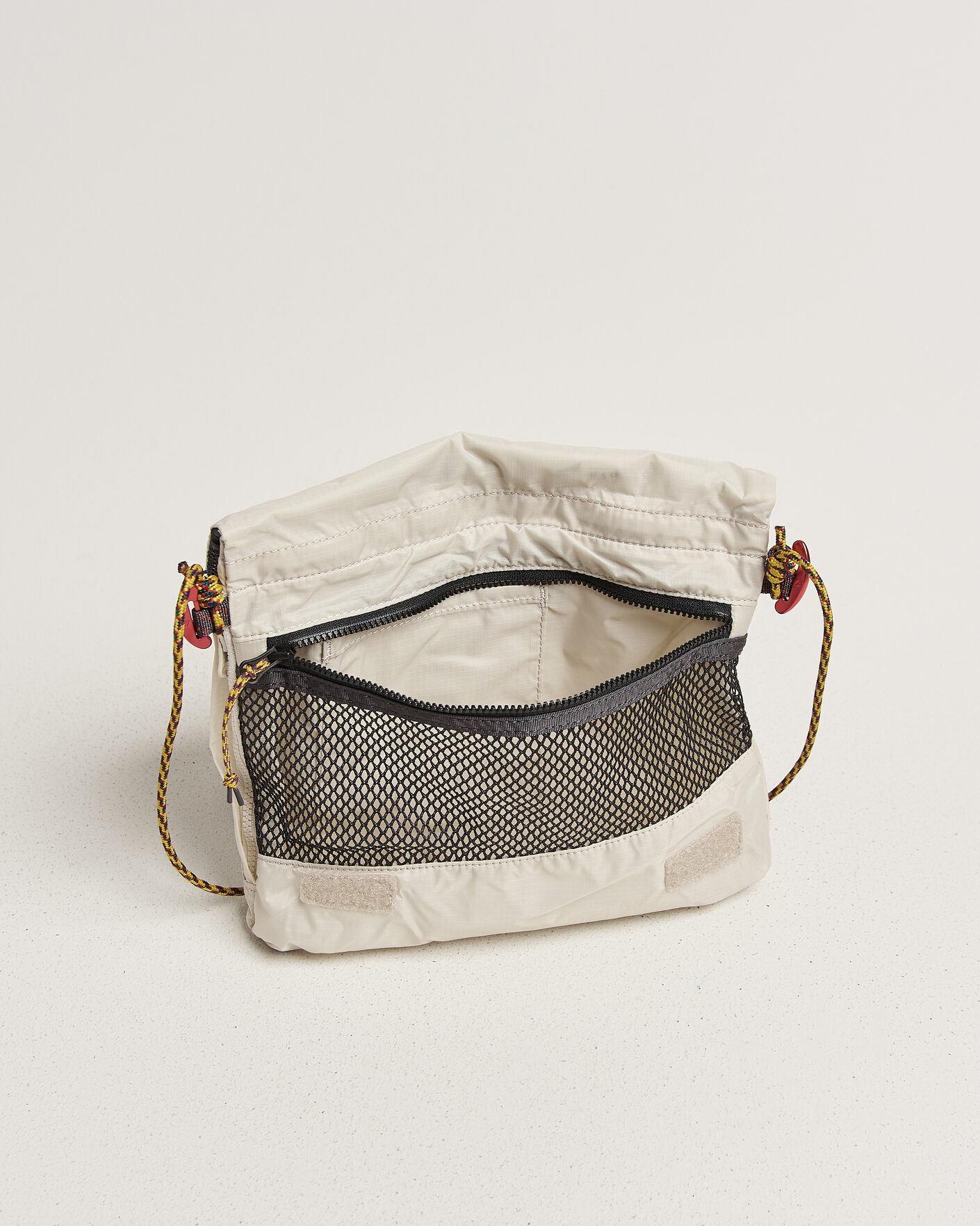 Herr | Väskor | Klättermusen | Algir Foldover Bag Putty Grey
