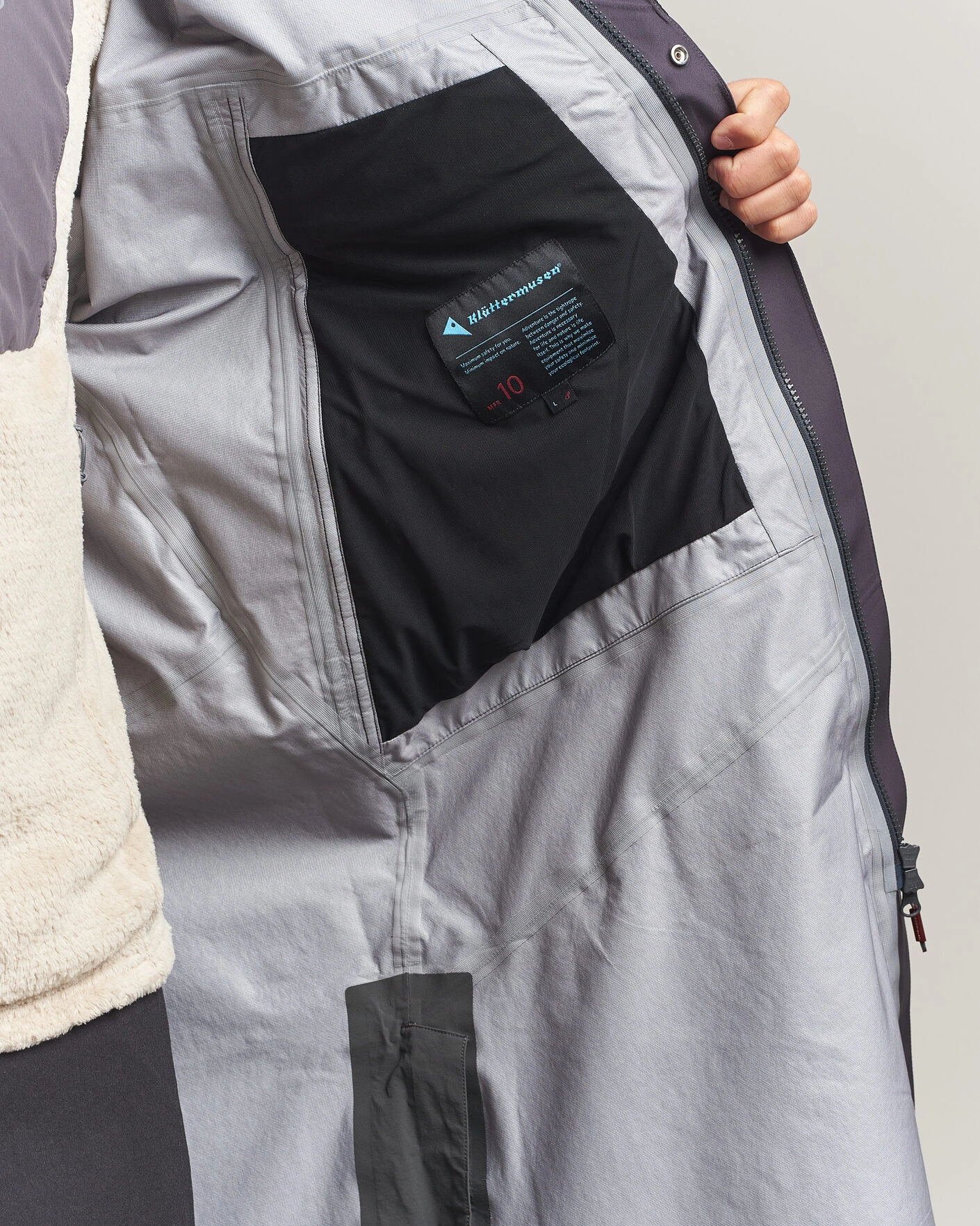 Herr | Jackor | Klättermusen | Syr Hood Parka Raven