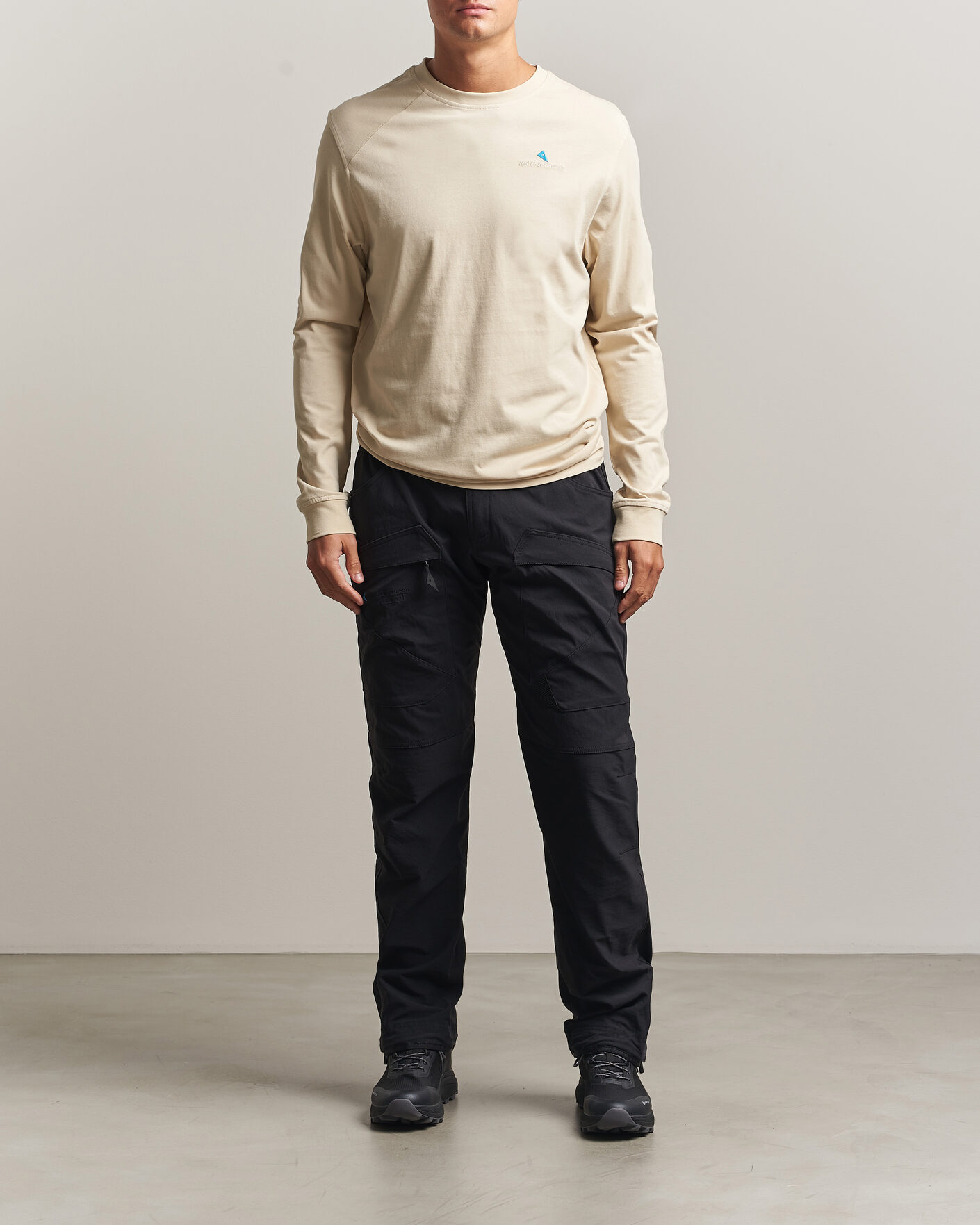 Herr | T-Shirts | Klättermusen | Root Long Sleeve Logo T-Shirt Clay