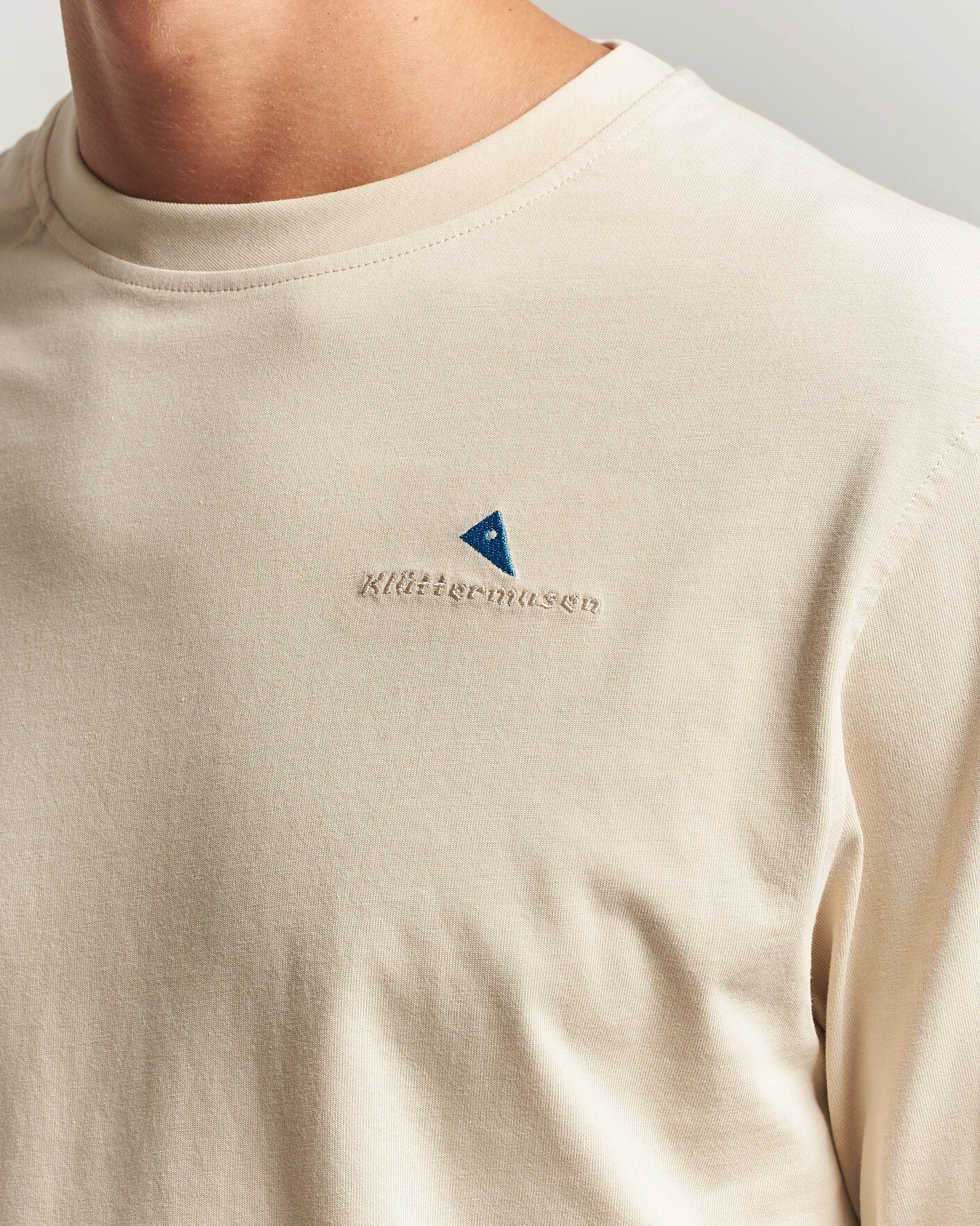 Herr | T-Shirts | Klättermusen | Root Long Sleeve Logo T-Shirt Clay