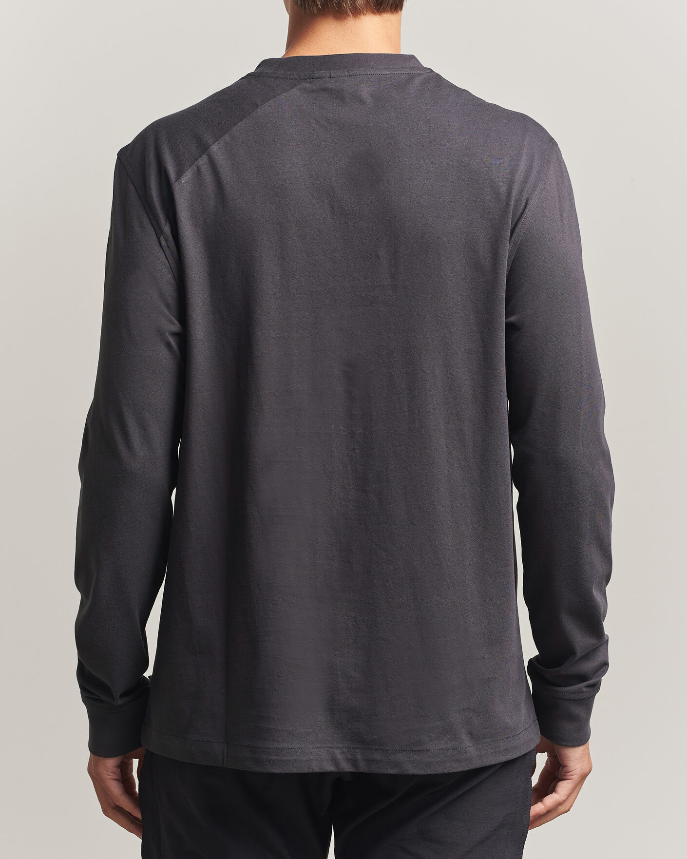 Herr | T-Shirts | Klättermusen | Root Long Sleeve Logo T-Shirt Raven