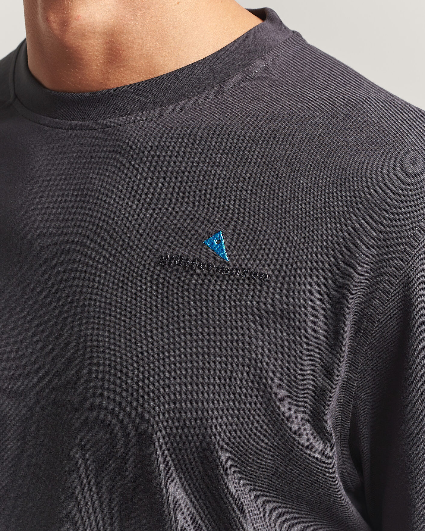 Herr | T-Shirts | Klättermusen | Root Long Sleeve Logo T-Shirt Raven
