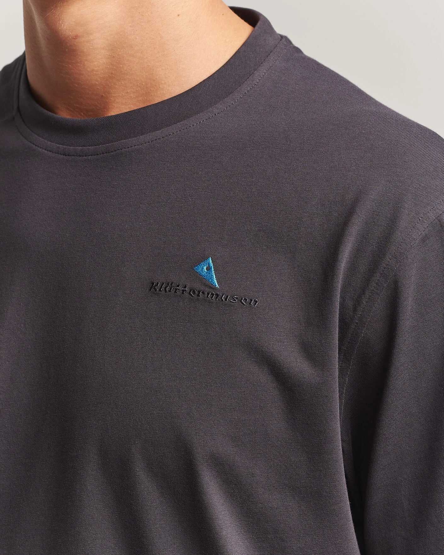 Herr | T-Shirts | Klättermusen | Root Logo T-Shirt Raven