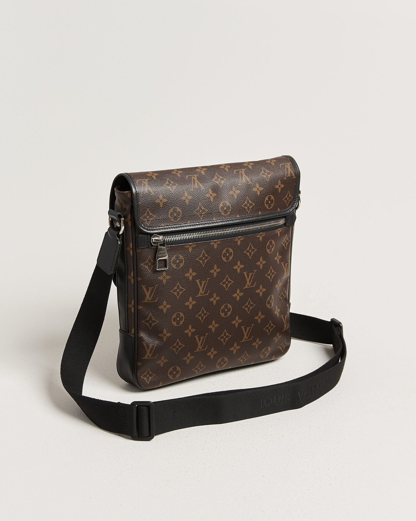 Herr | Pre-Owned & Vintage Bags | Louis Vuitton Pre-Owned | Messenger Bag Monogram Macassar