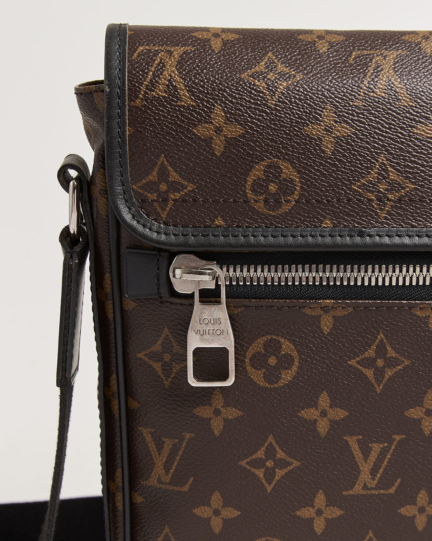 Herr | Pre-Owned & Vintage Bags | Louis Vuitton Pre-Owned | Messenger Bag Monogram Macassar