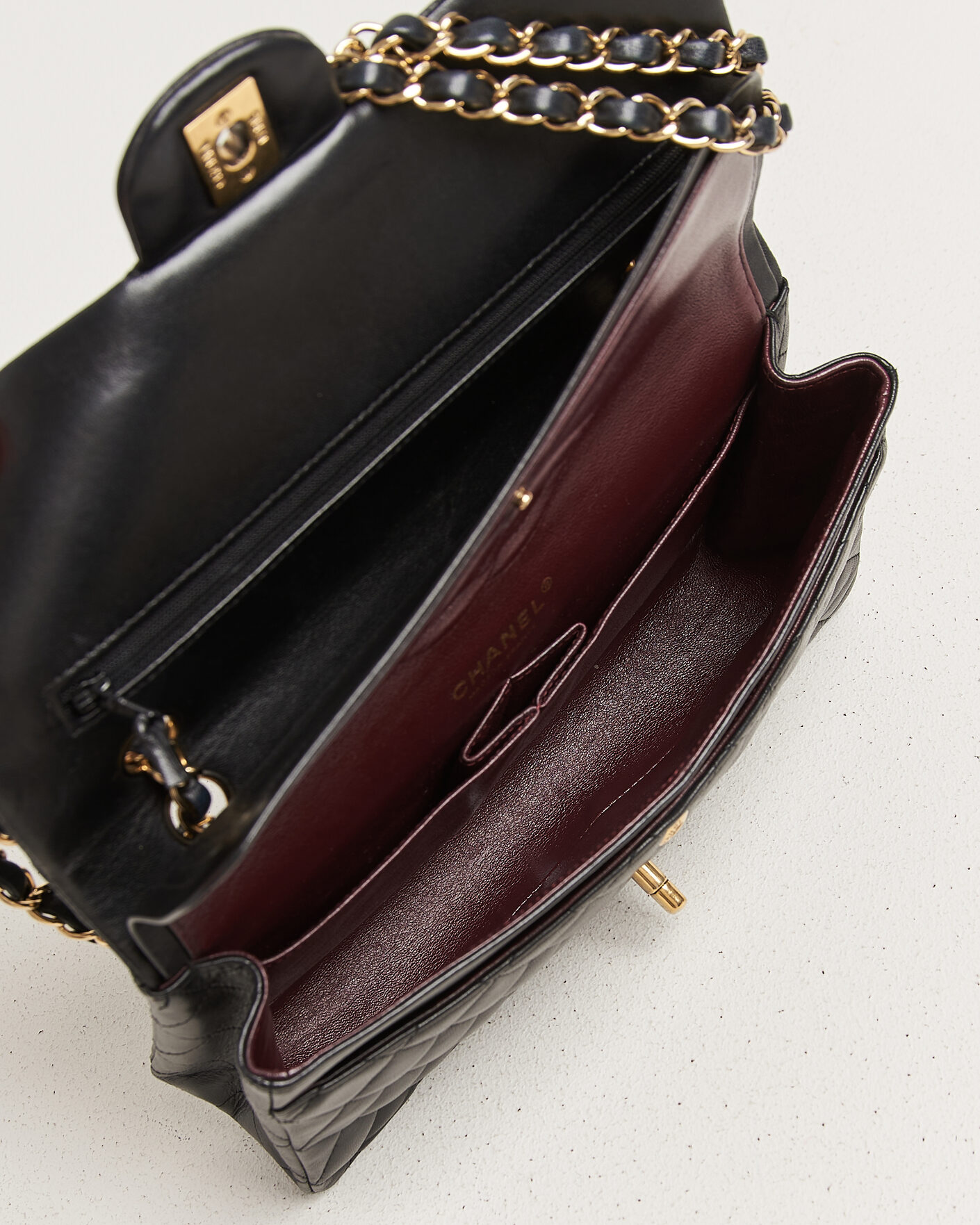 Herr | Pre-Owned & Vintage Bags | Chanel Pre-Owned | Classic Medium Double Flap Bag Lambskin Black