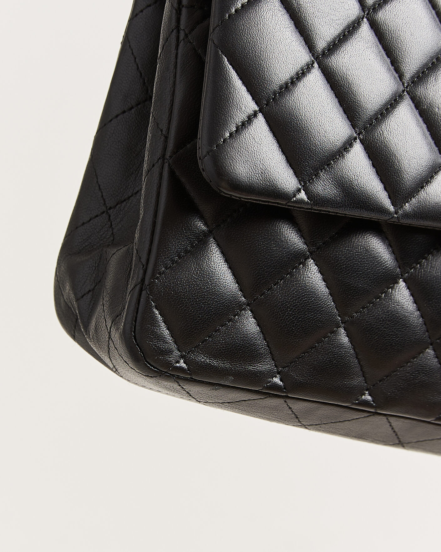 Herr | Pre-Owned & Vintage Bags | Chanel Pre-Owned | Classic Medium Double Flap Bag Lambskin Black