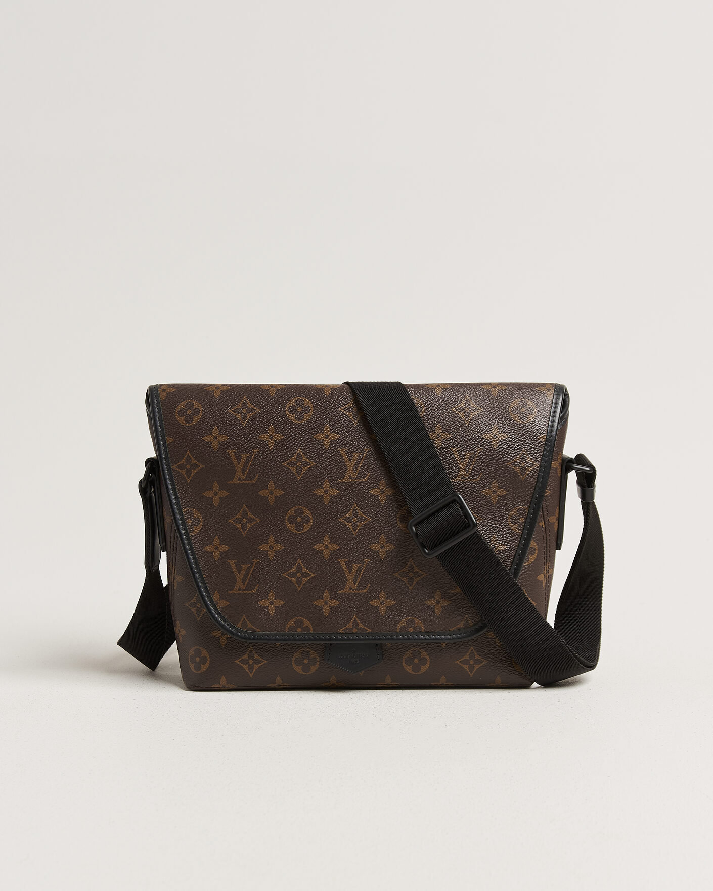Herr | Pre-Owned & Vintage Bags | Louis Vuitton Pre-Owned | Messenger Bag Monogram Macassar