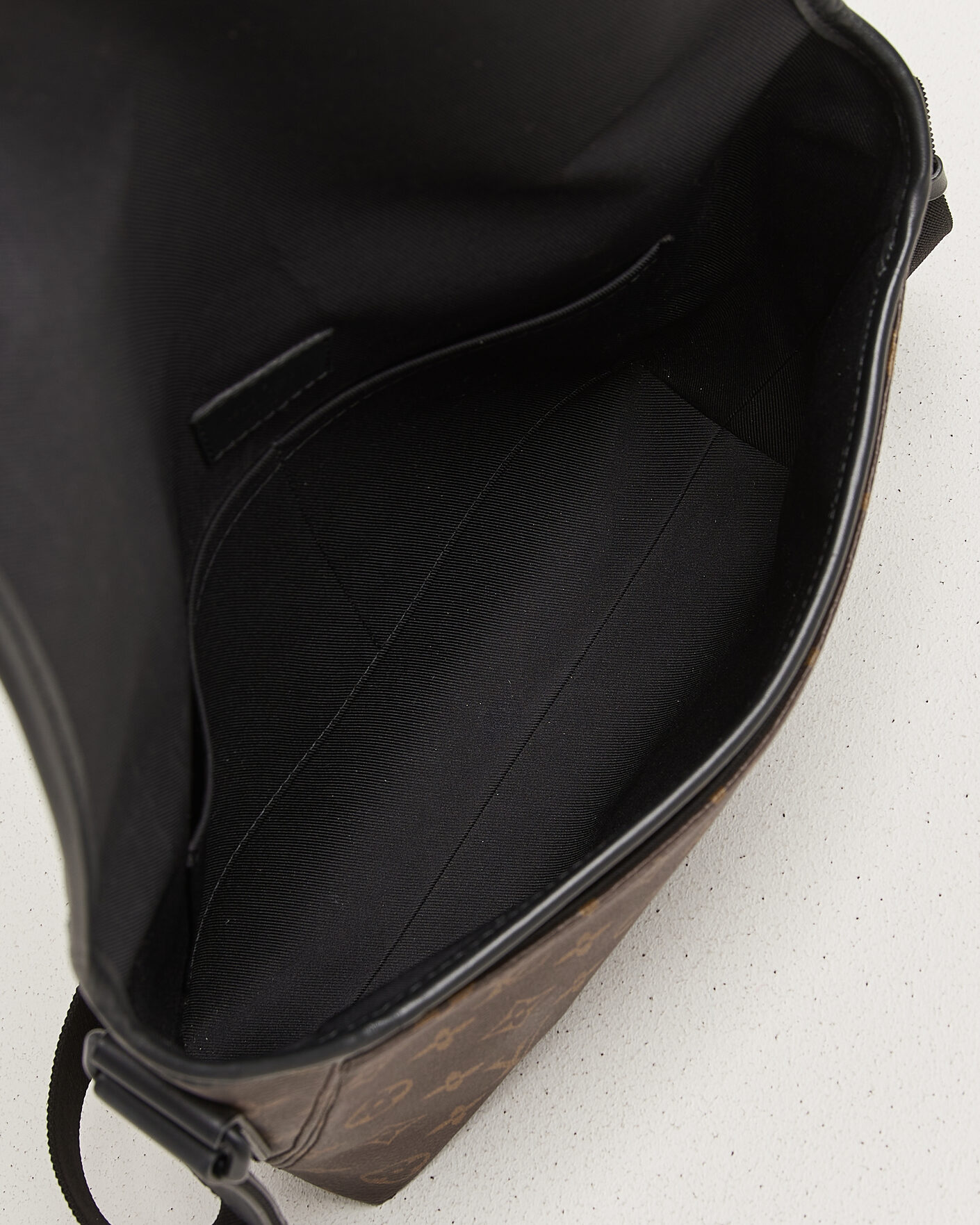 Herr | Pre-Owned & Vintage Bags | Louis Vuitton Pre-Owned | Messenger Bag Monogram Macassar
