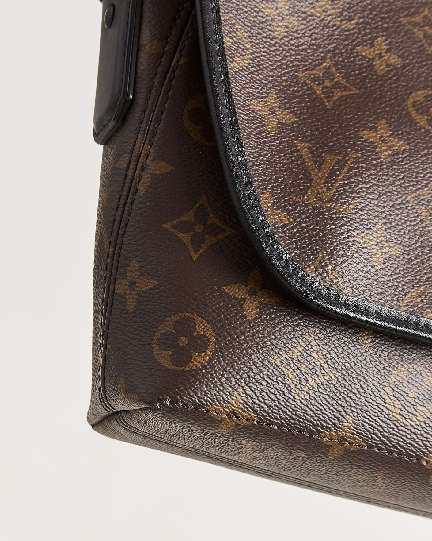 Herr | Pre-Owned & Vintage Bags | Louis Vuitton Pre-Owned | Messenger Bag Monogram Macassar