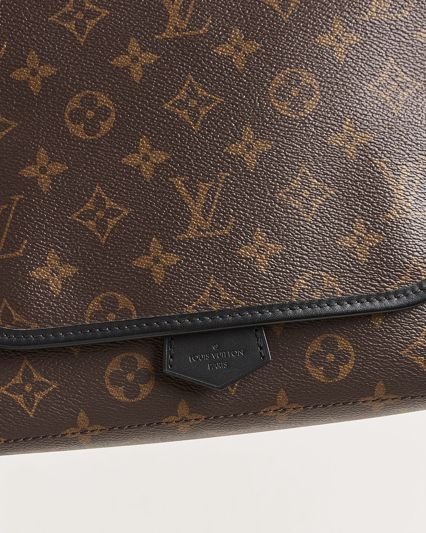 Herr | Pre-Owned & Vintage Bags | Louis Vuitton Pre-Owned | Messenger Bag Monogram Macassar