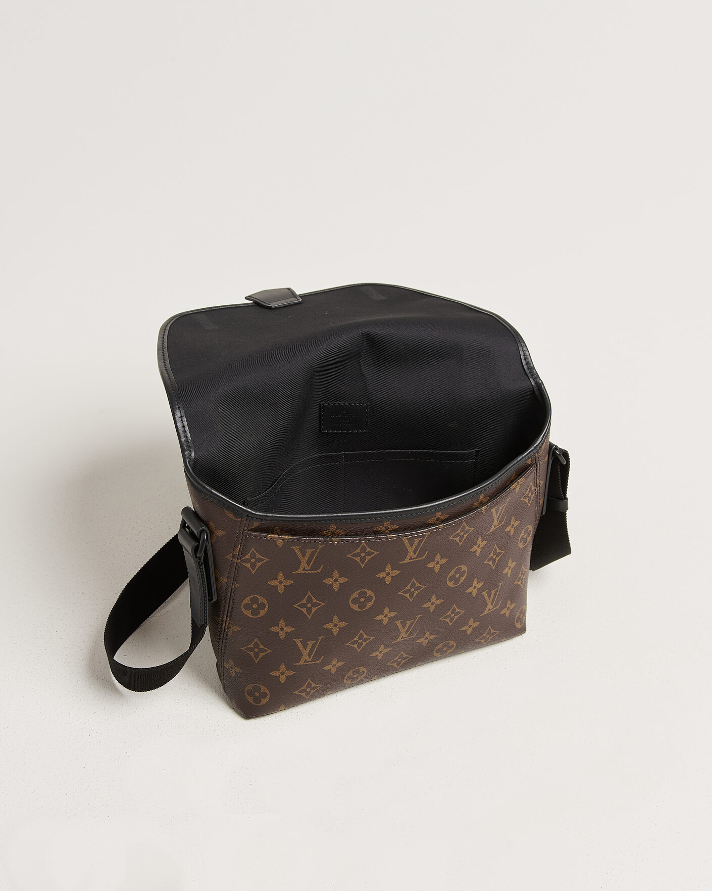 Herr | Pre-Owned & Vintage Bags | Louis Vuitton Pre-Owned | Messenger Bag Monogram Macassar