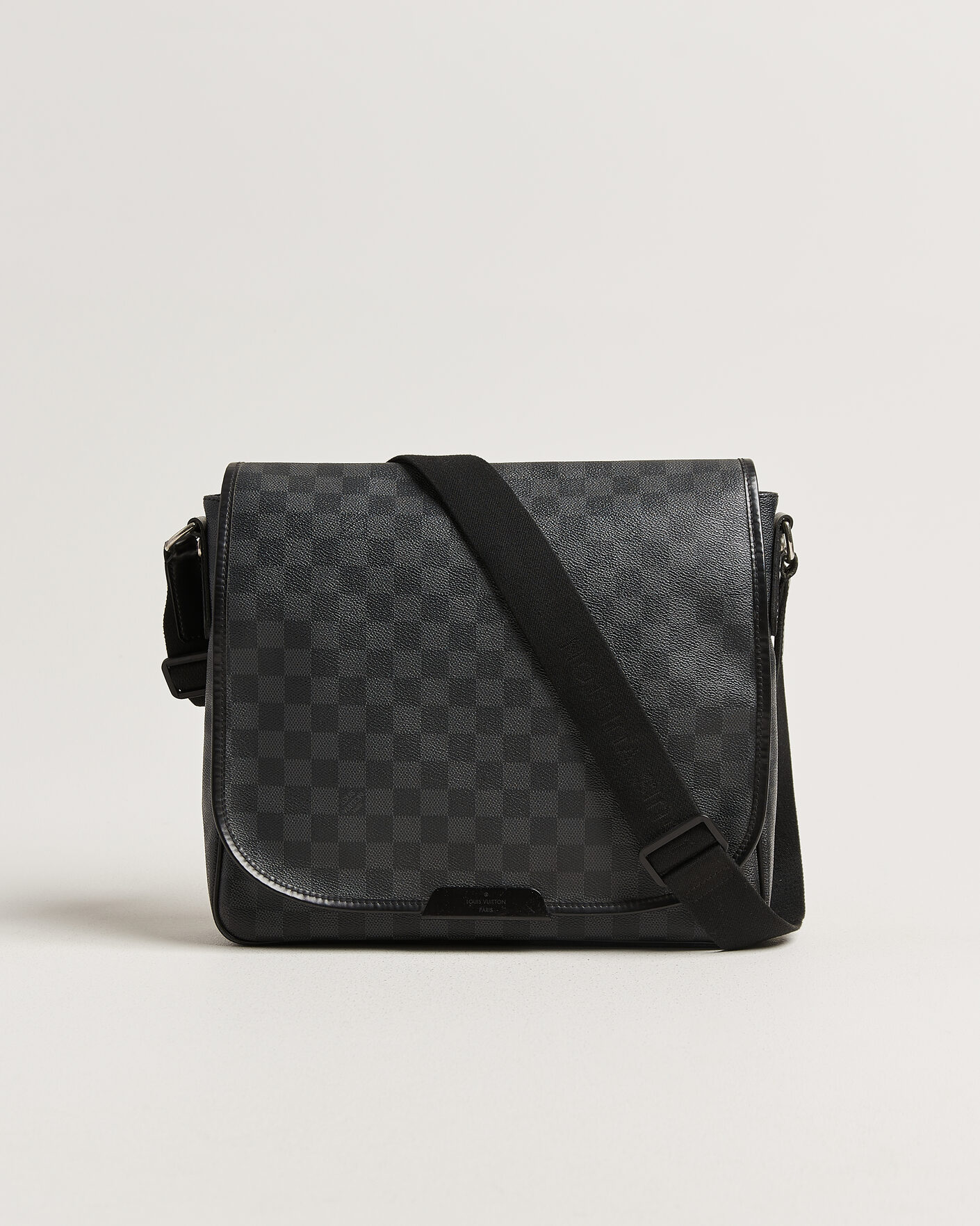 Herr | Pre-Owned & Vintage Bags | Louis Vuitton Pre-Owned | Daniel MM Shoulder Bag Damier Graphite
