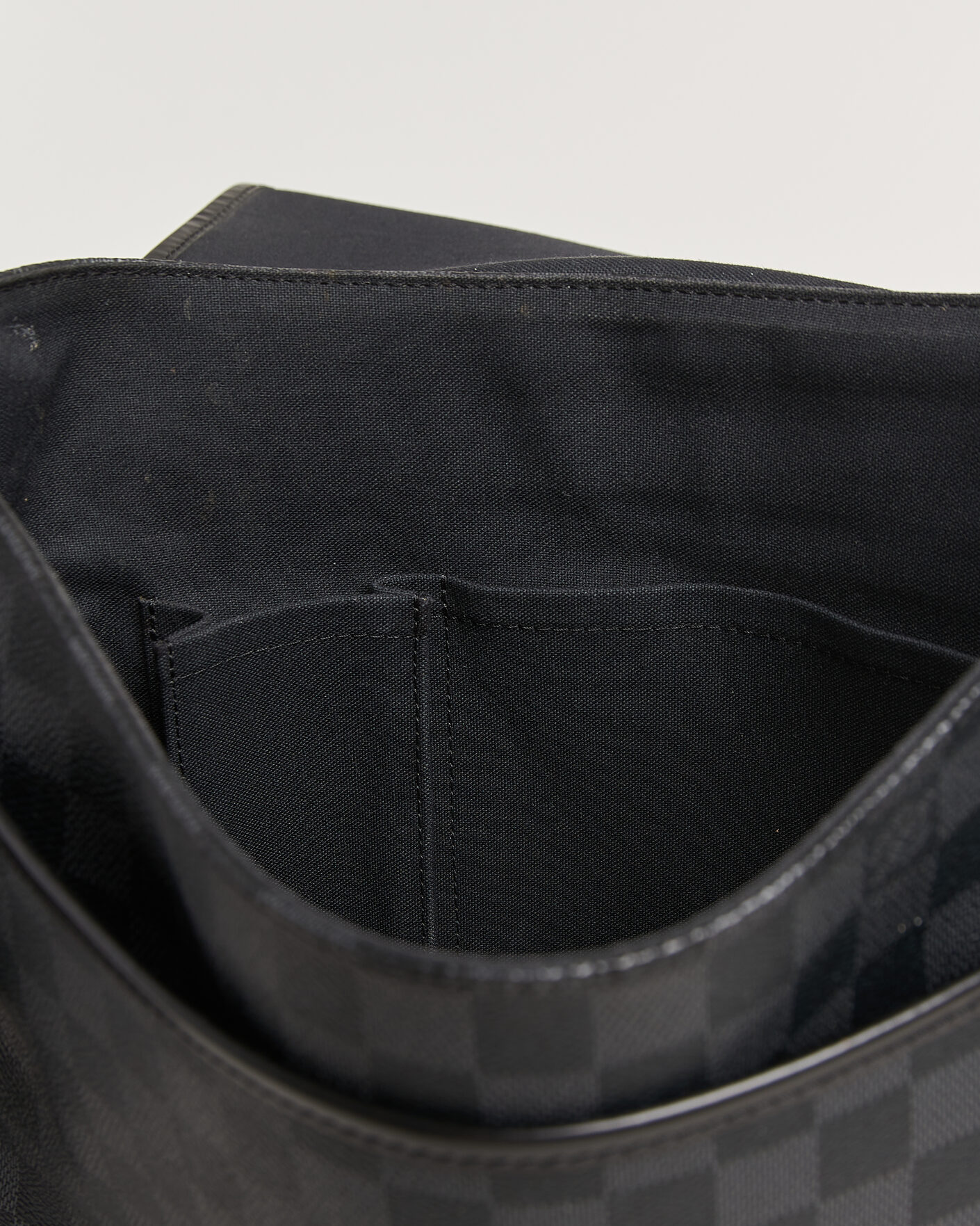 Herr | Pre-Owned & Vintage Bags | Louis Vuitton Pre-Owned | Daniel MM Shoulder Bag Damier Graphite