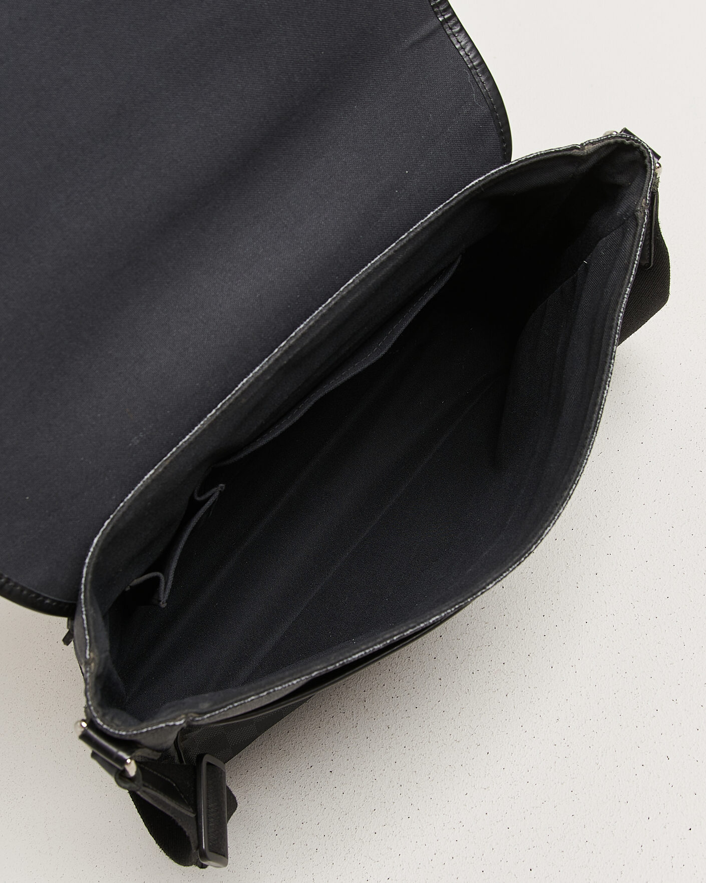 Herr | Pre-Owned & Vintage Bags | Louis Vuitton Pre-Owned | Daniel MM Shoulder Bag Damier Graphite