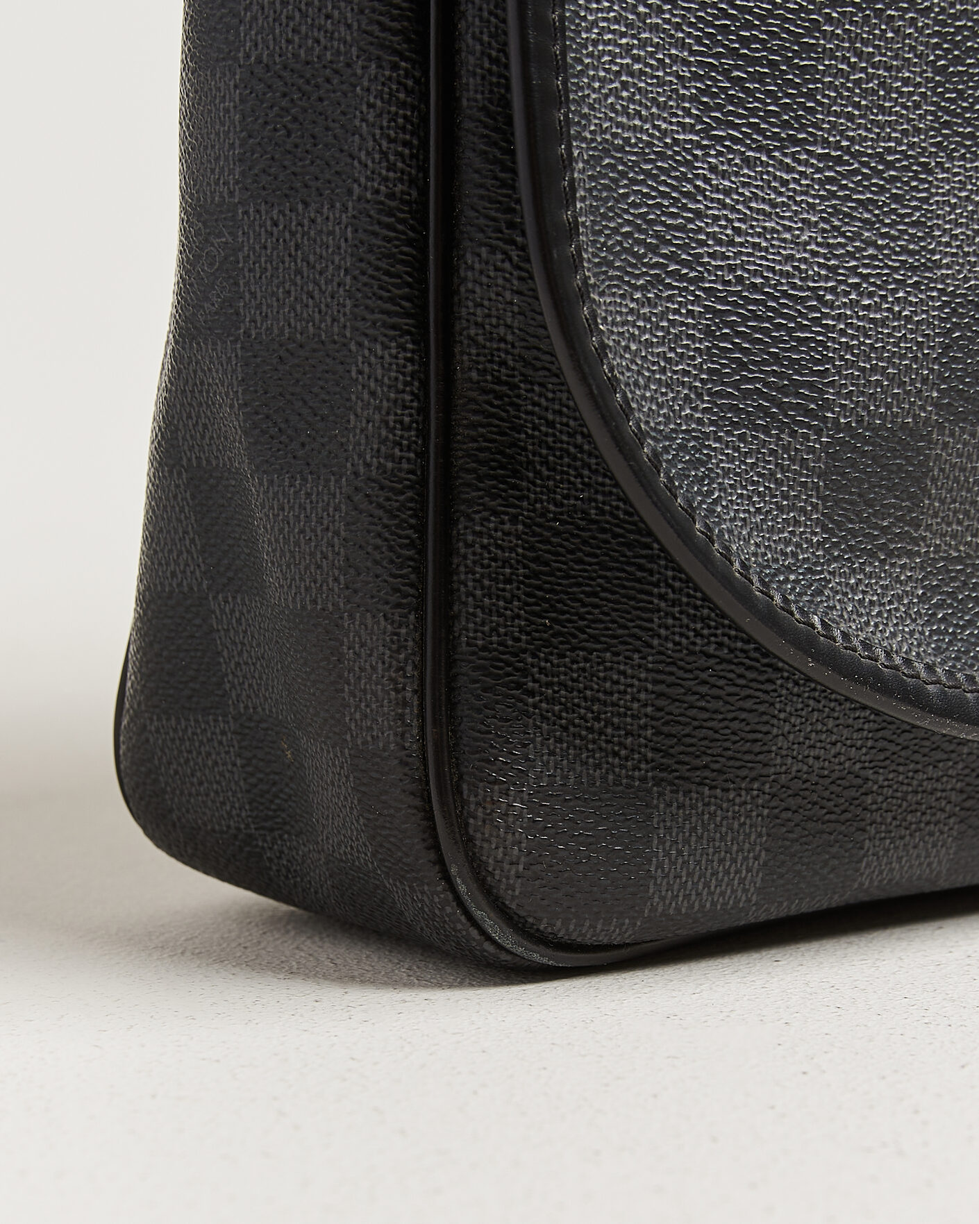 Herr | Pre-Owned & Vintage Bags | Louis Vuitton Pre-Owned | Daniel MM Shoulder Bag Damier Graphite